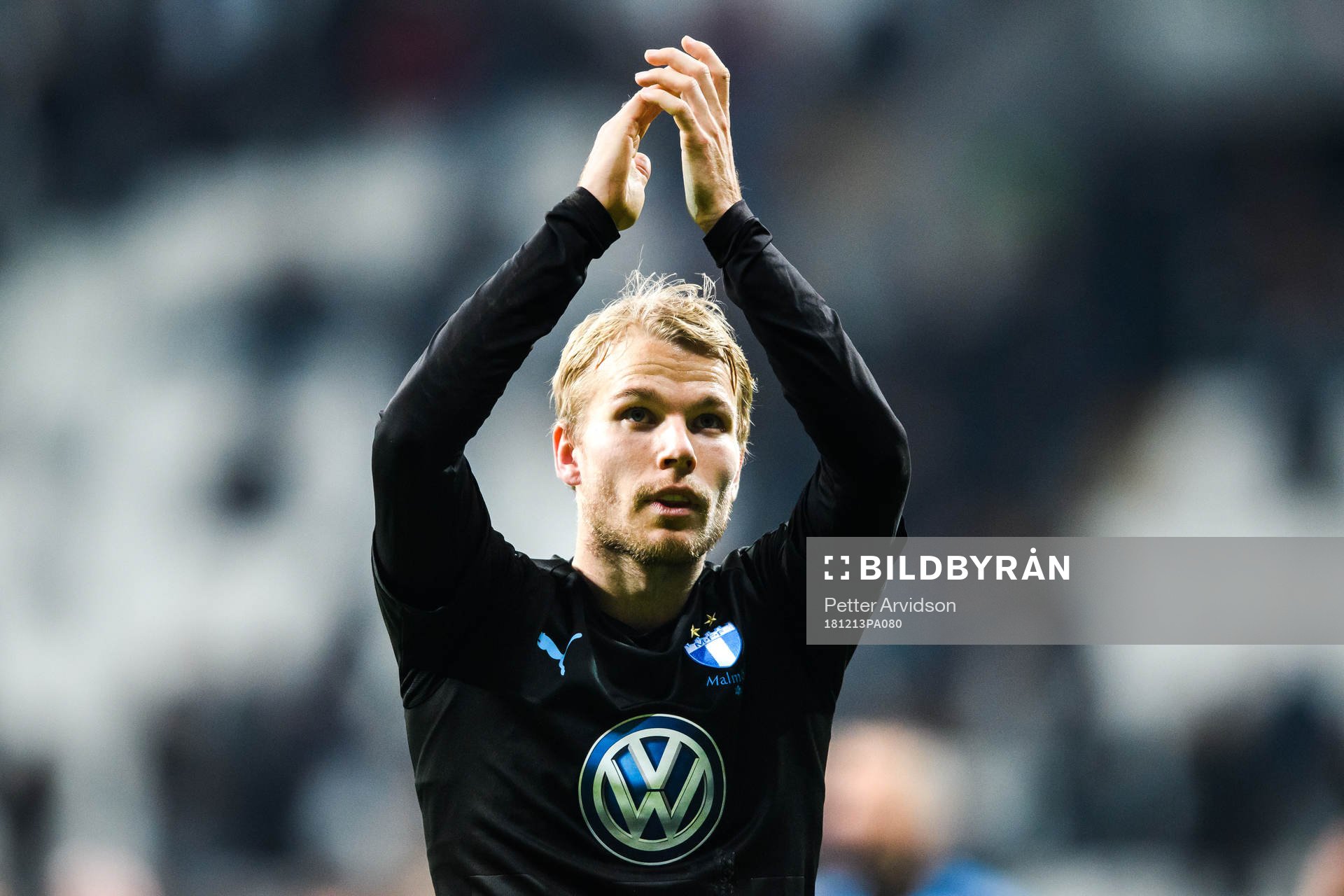 Oscar Lewicki of Malmö FF thanks the supporters