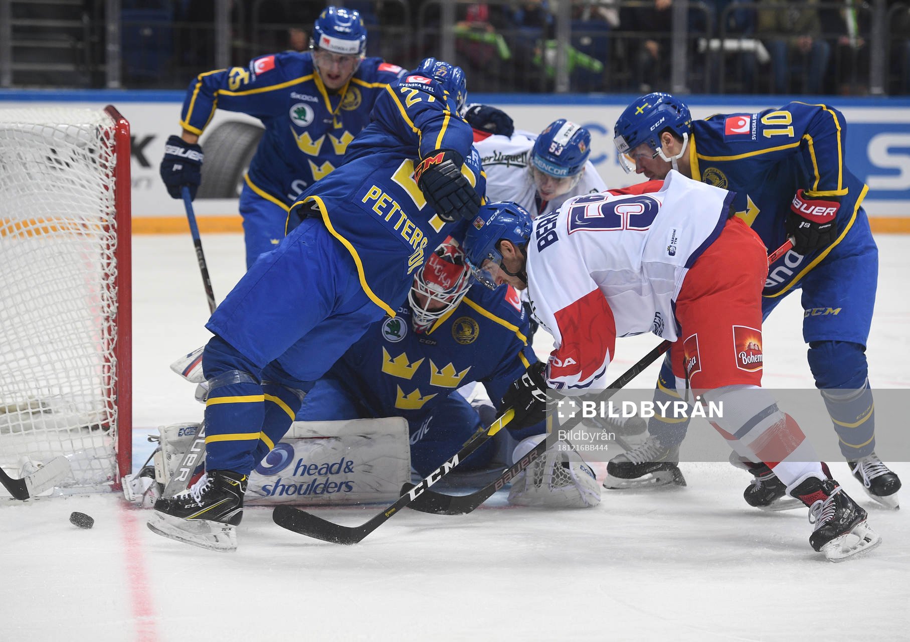 SweSweden's goalie Lars Johansson, centre, tries to make a