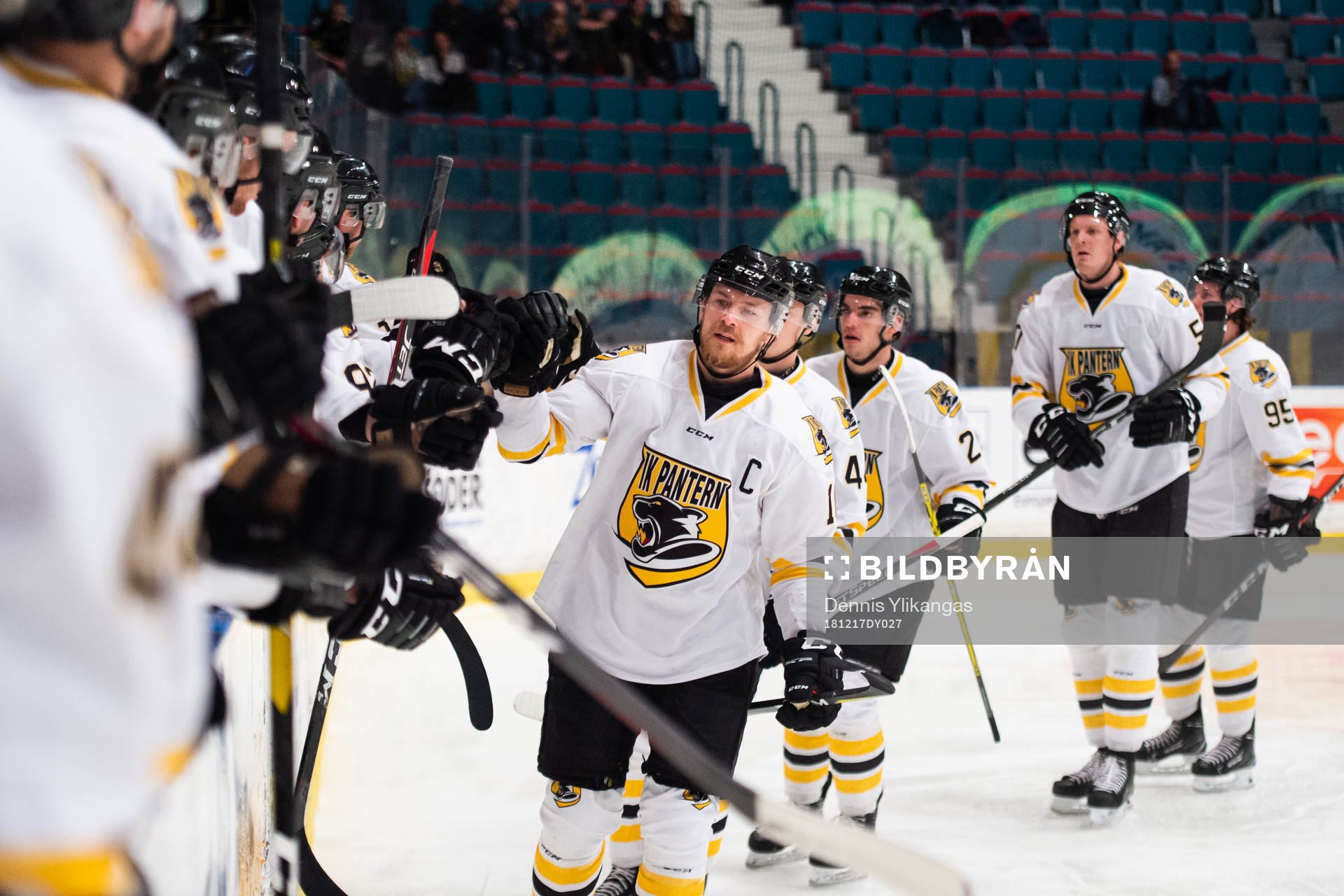 Panterns Nicklas Jadeland jublar med lagkamrater