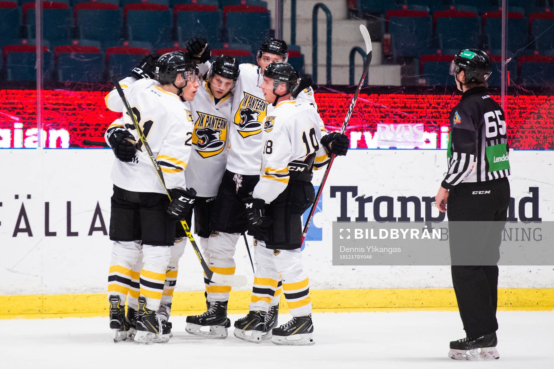 Panterns Martin Janohls jublar med lagkamrater