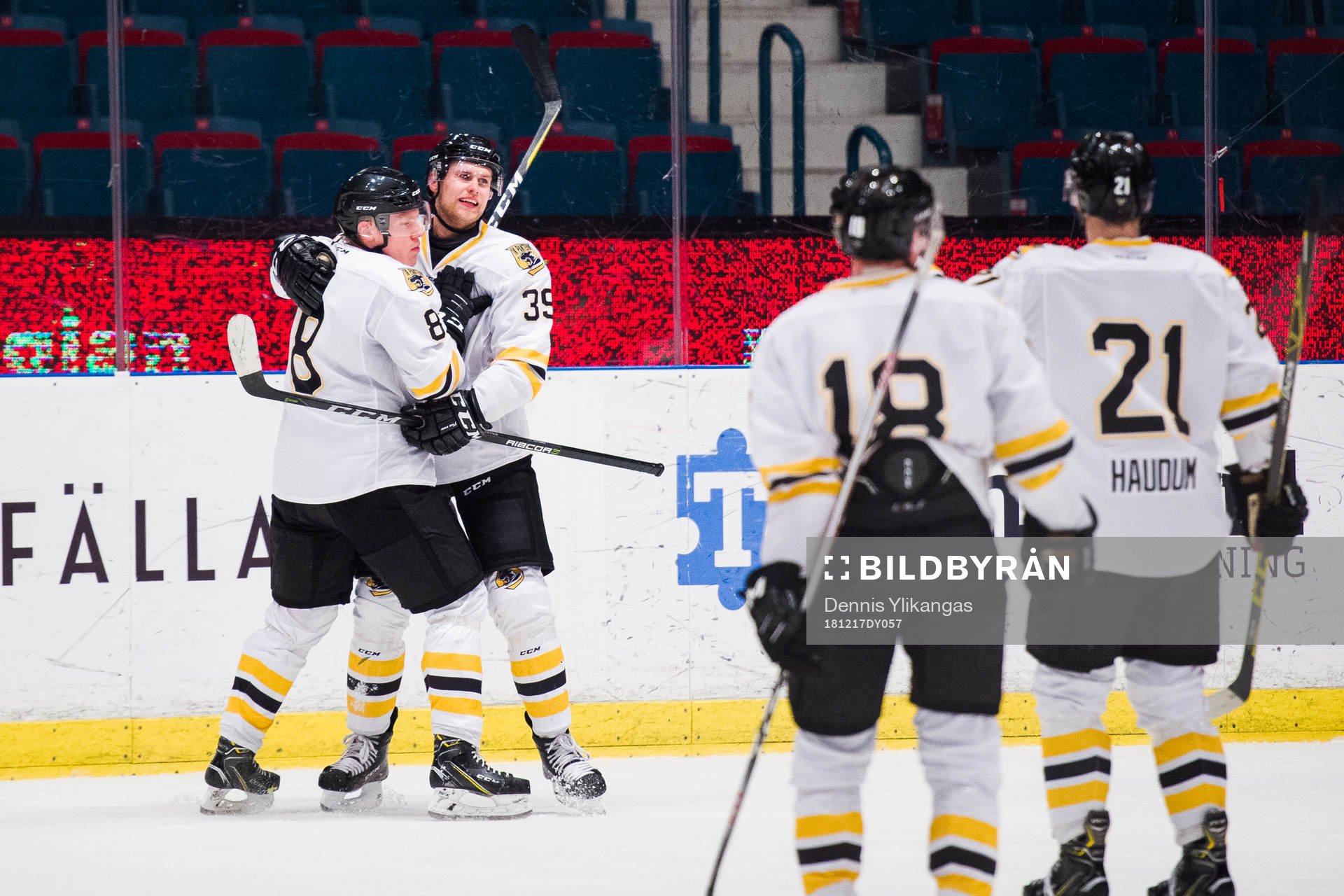 Panterns Martin Janohls jublar med lagkamrater