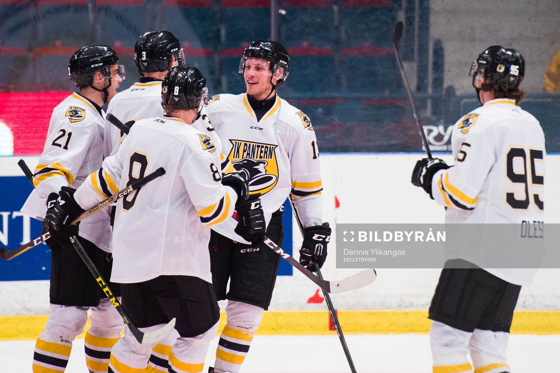 Panterns Villiam Haag  jublar med lagkamrater