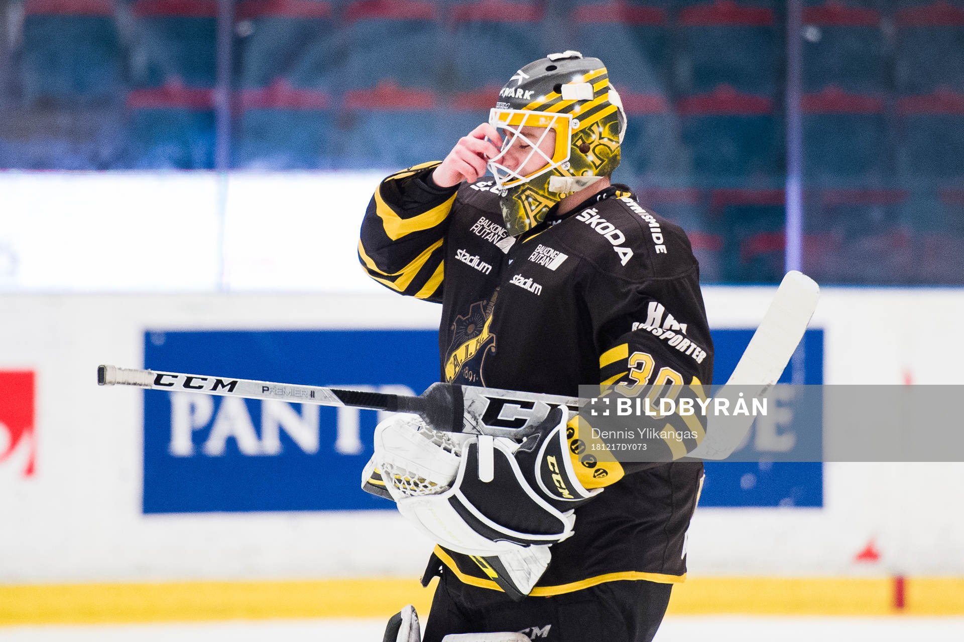 s målvakt Erik Källgren deppar