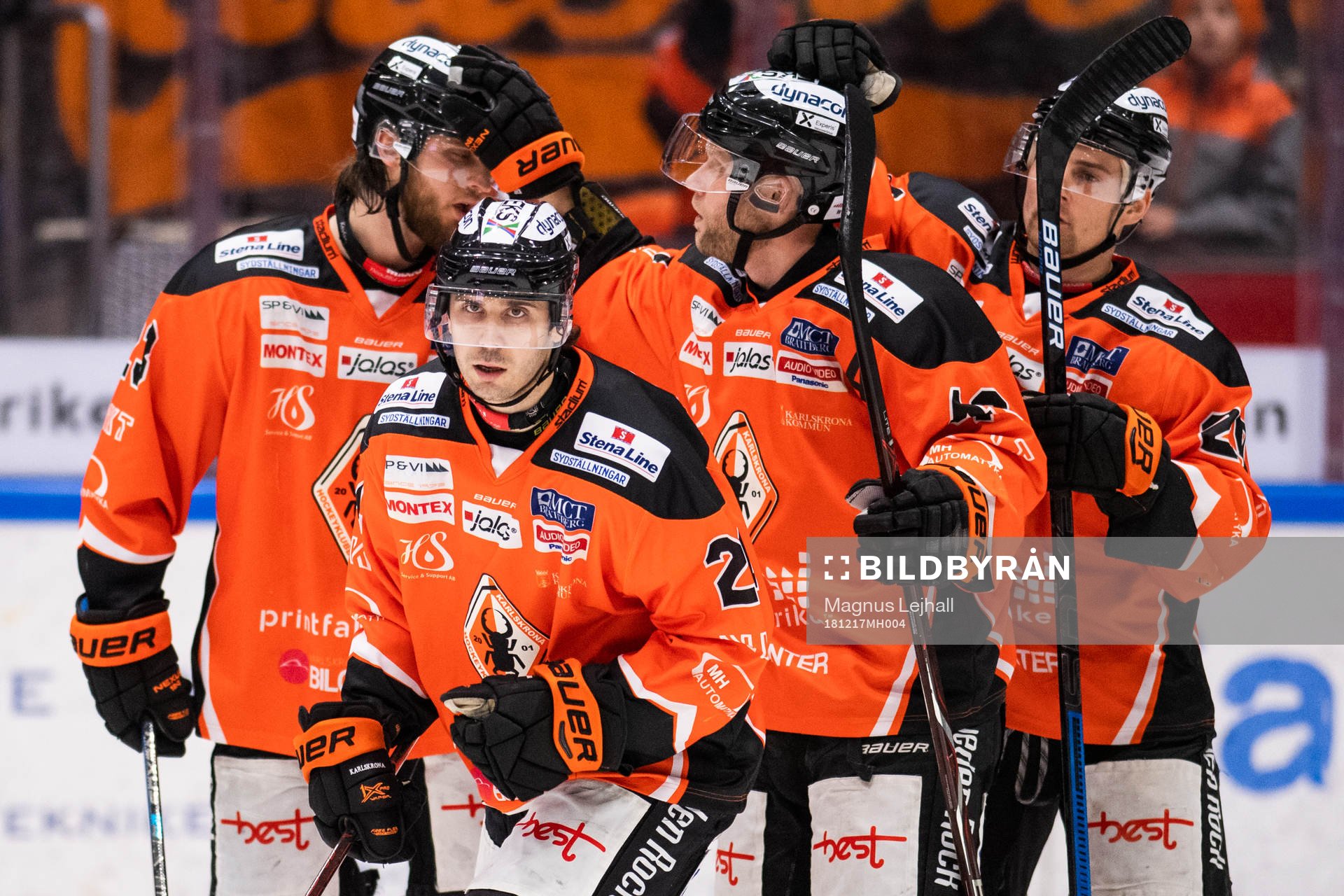 Karlskronas Nick Pageau (mitten) jublar med lagkamrater