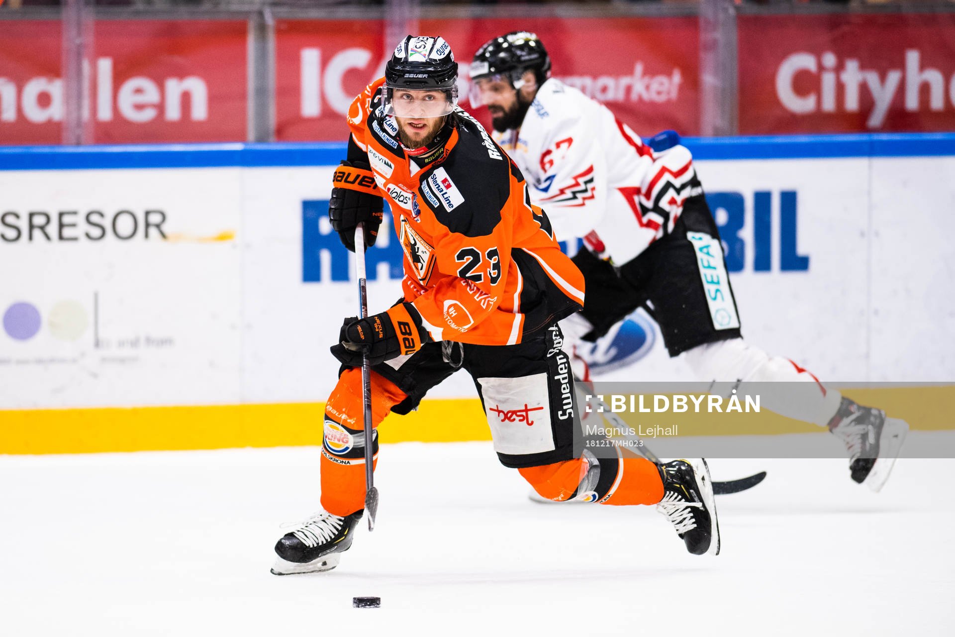 Karlskronas Daniel Norbe driver pucken