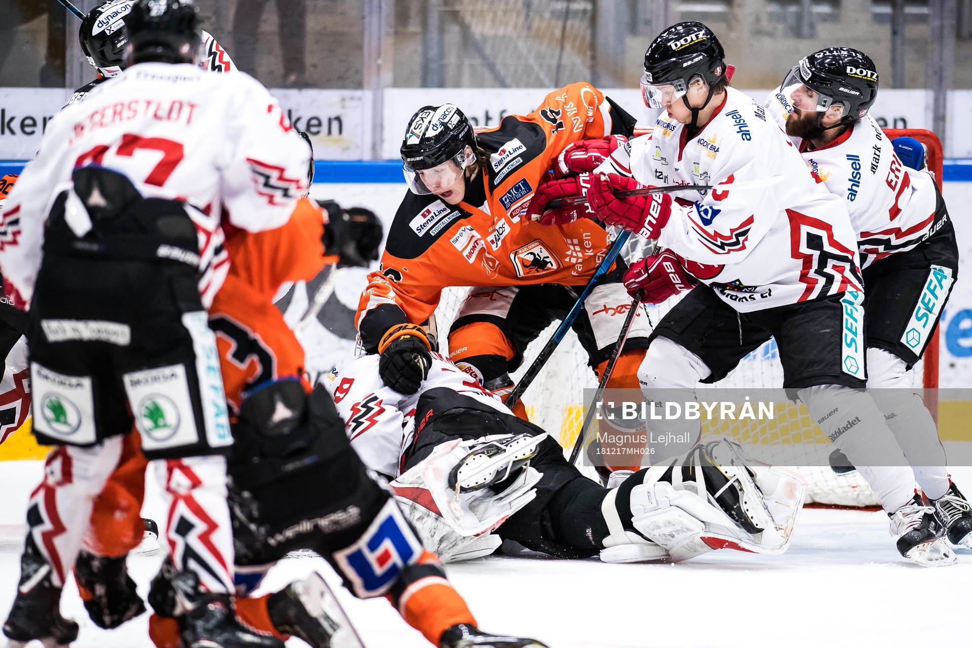 stökigt runt Vita Hästens målvakt Viktor Kokman