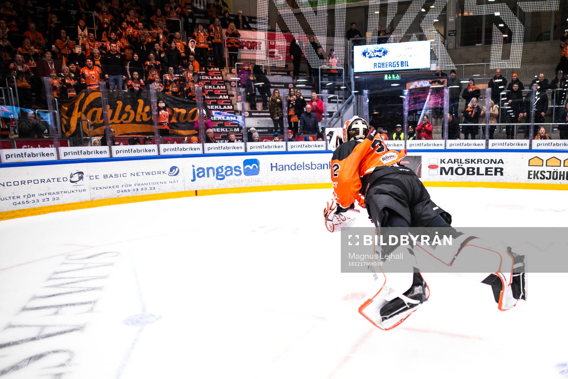 Karlskronas målvakt Arvid Holm kastar sig mot supportrarna