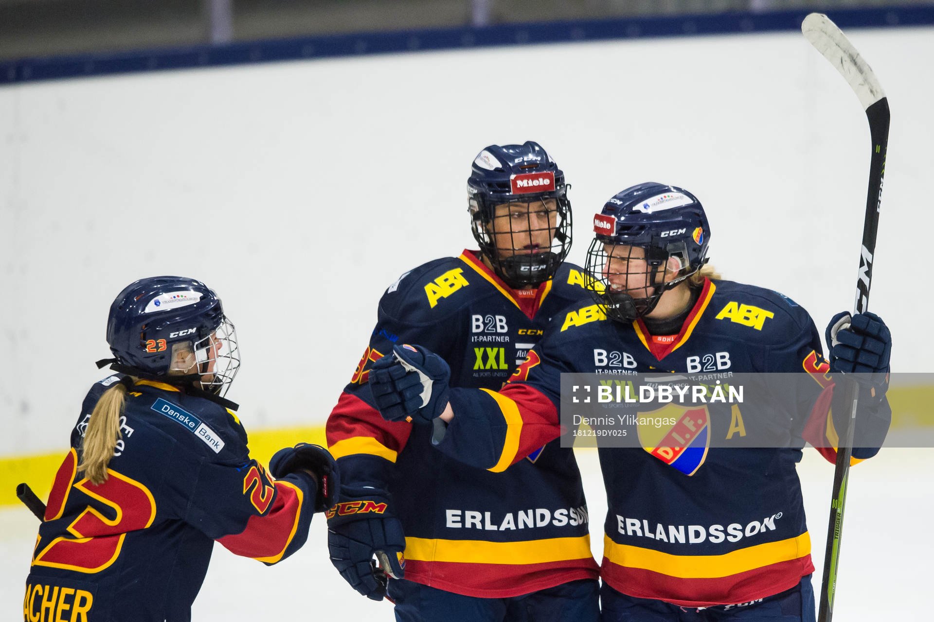 Djurgårdens Josefin Jakobsen jublar med lagkamrater