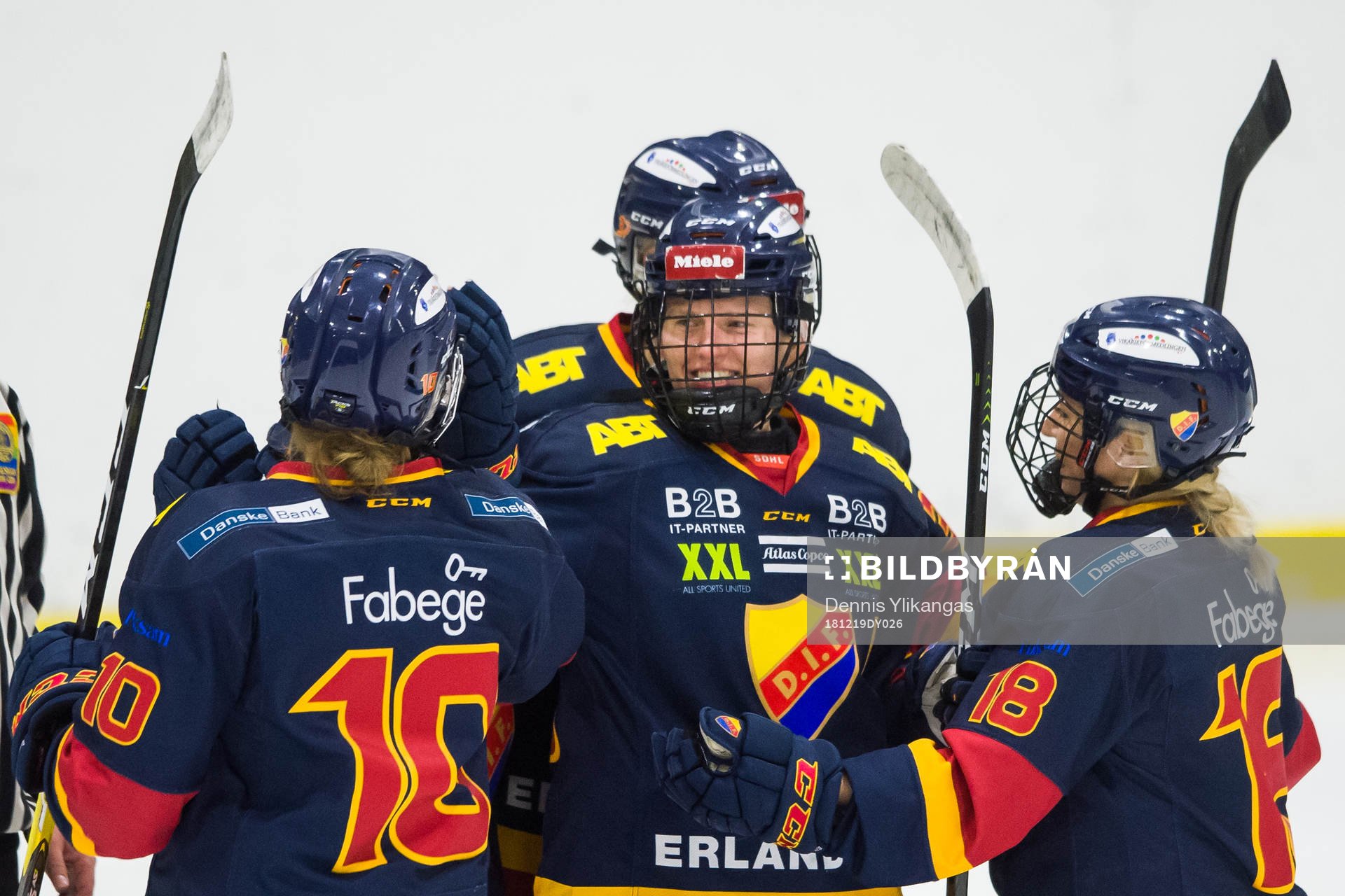 Djurgårdens Josefin Jakobsen jublar med lagkamrater