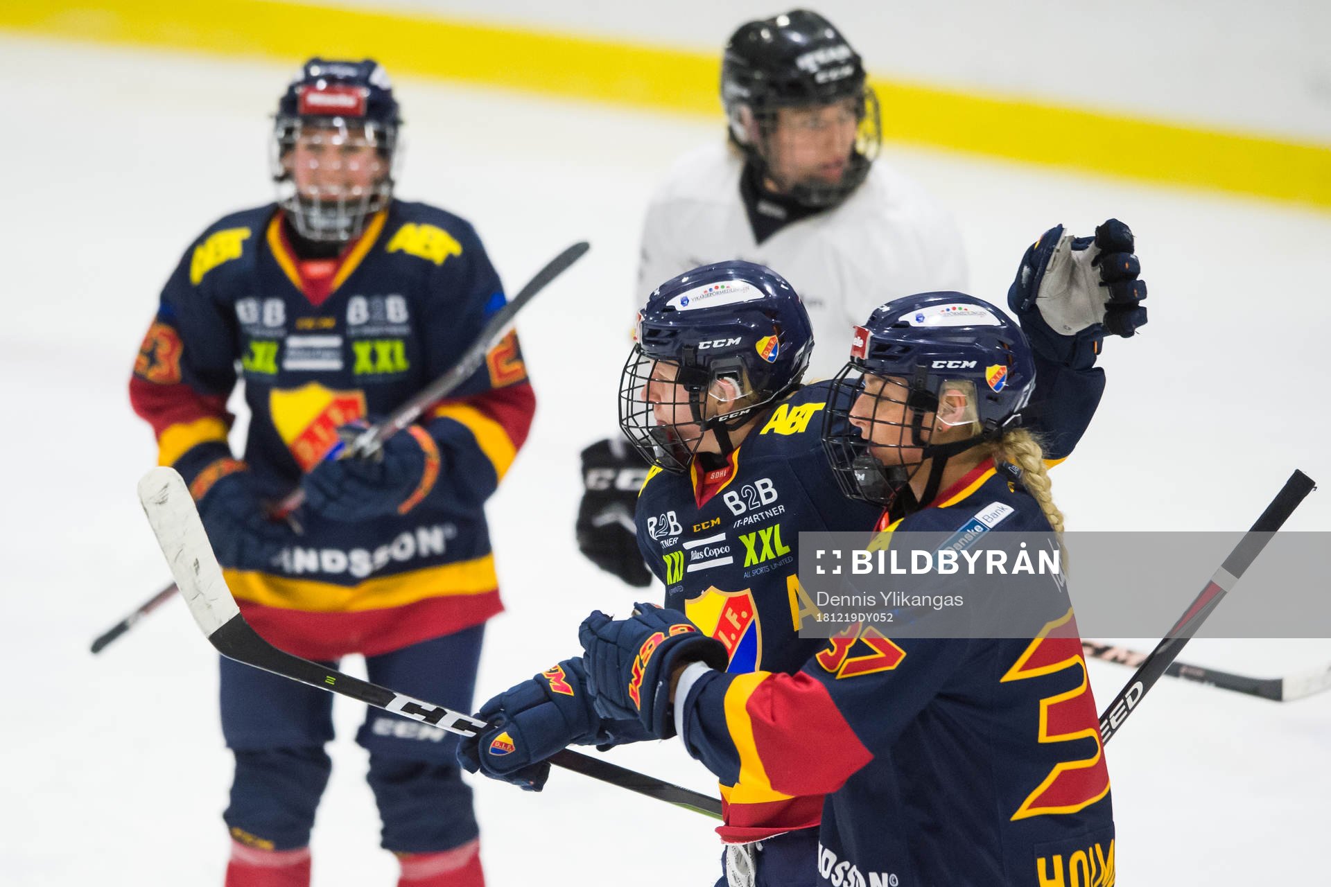 Djurgårdens Josefine Holmgren jublar med lagkamrater