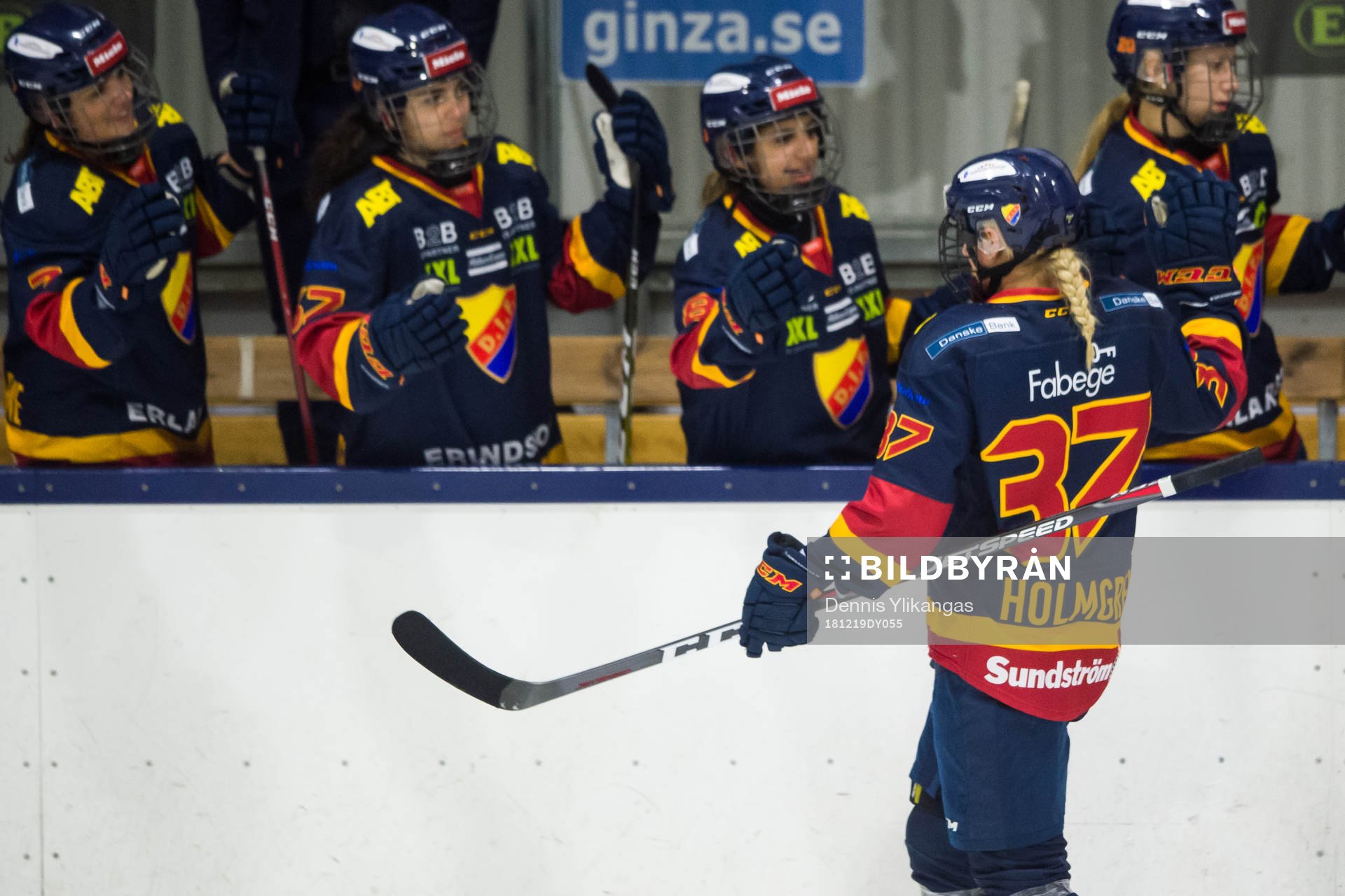 Djurgårdens Josefine Holmgren jublar med lagkamrater