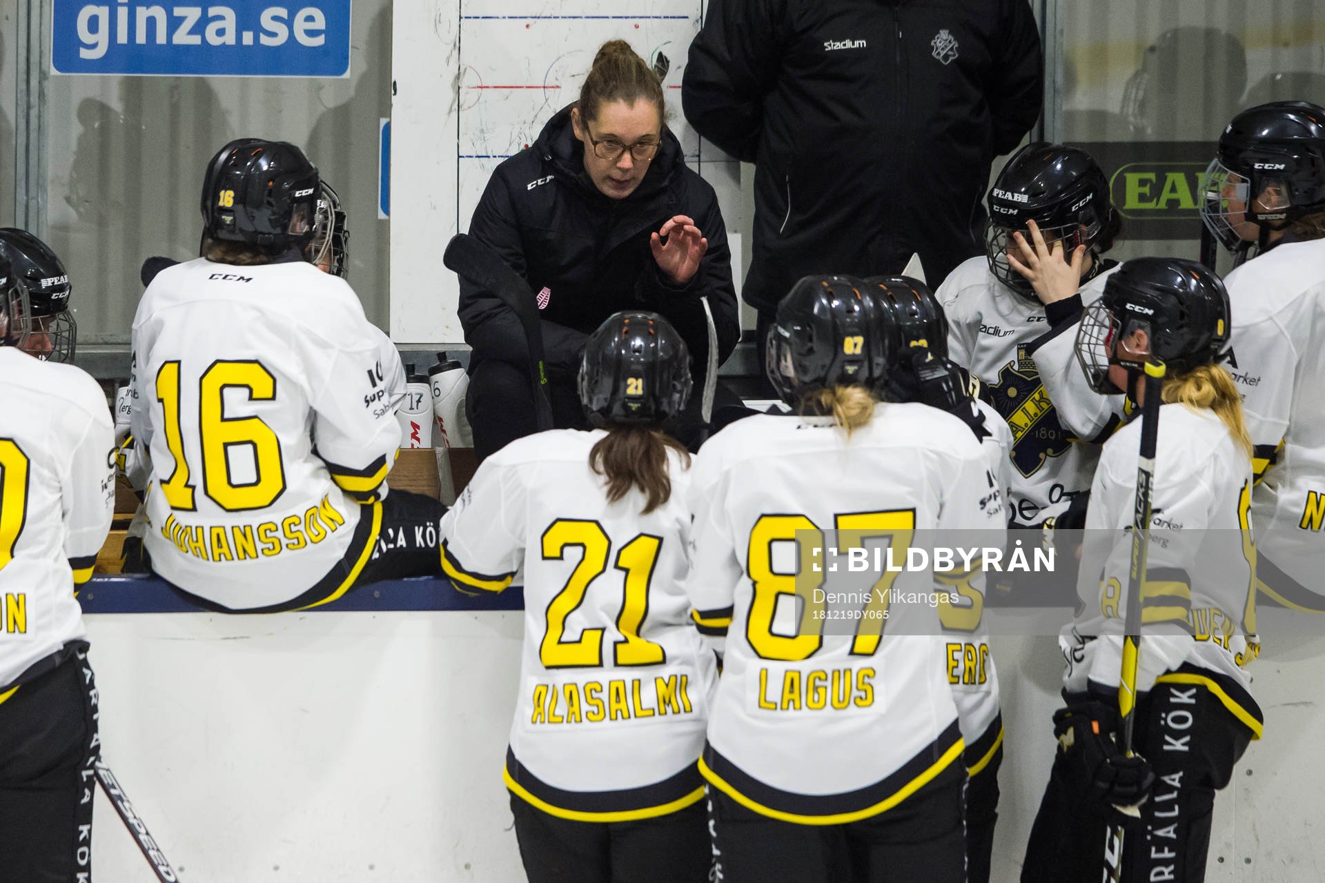 s tränare Emelie Berggren pratar med spelare