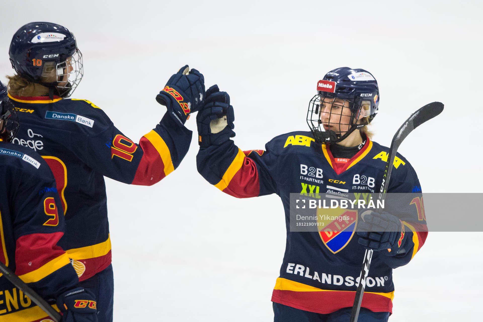Djurgårdens Alice Östensson jublar med lagkamrater