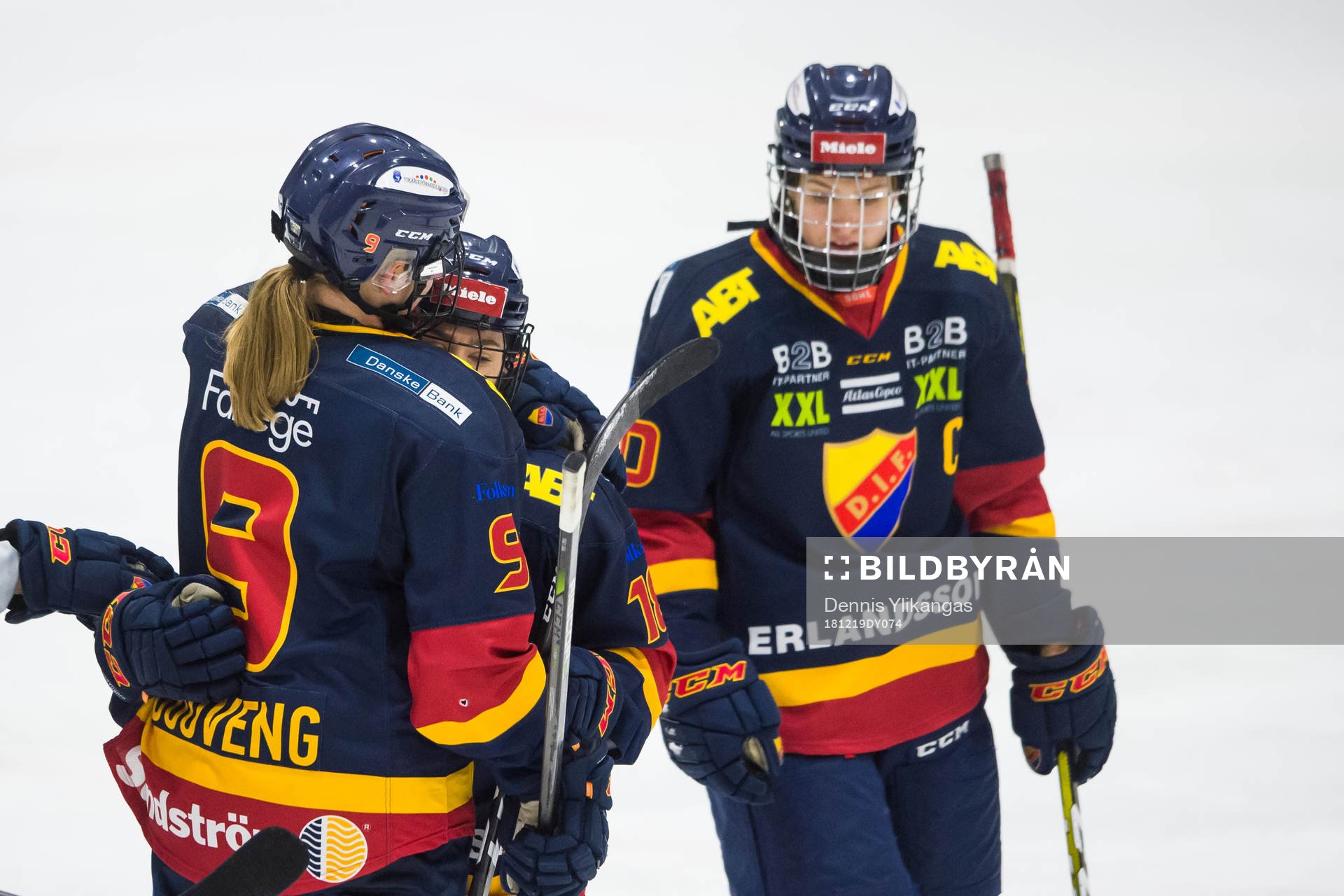Djurgårdens Alice Östensson jublar med lagkamrater