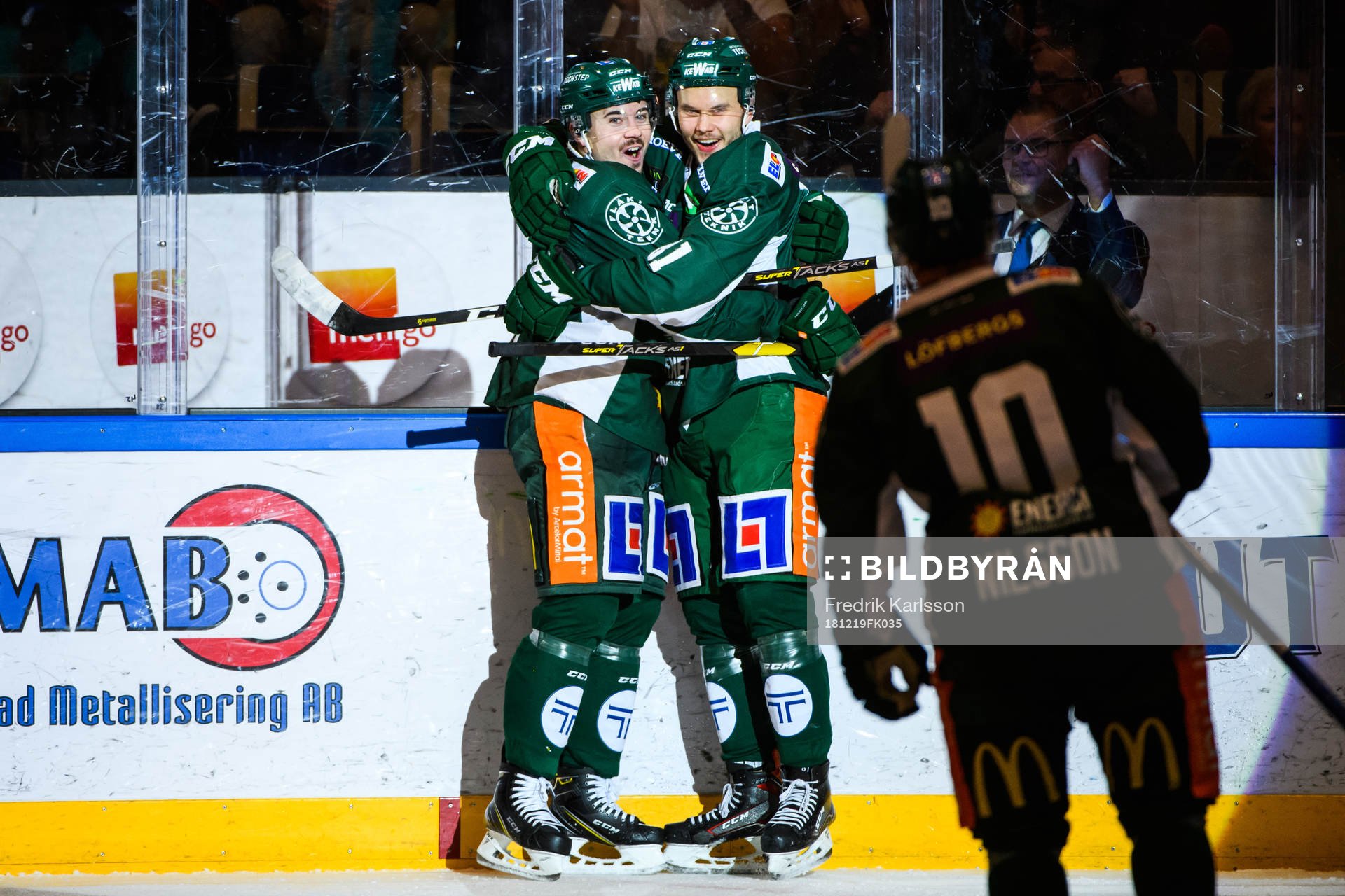 Färjestads Jens Westin och Theodor Lennström jublar
