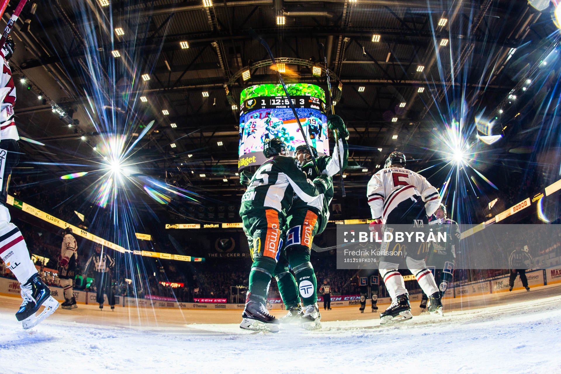 Färjestads Martin Johansson och Linus Johansson jublar