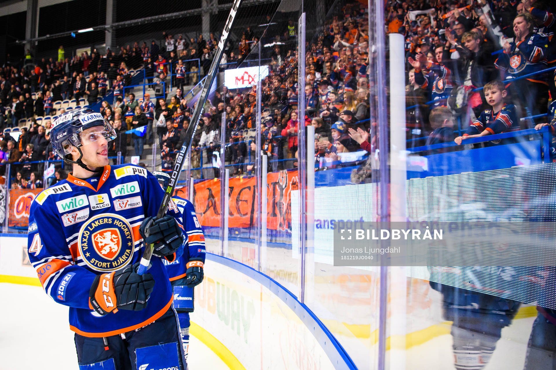 Växjös Peter Andersson jublar mot supportrar