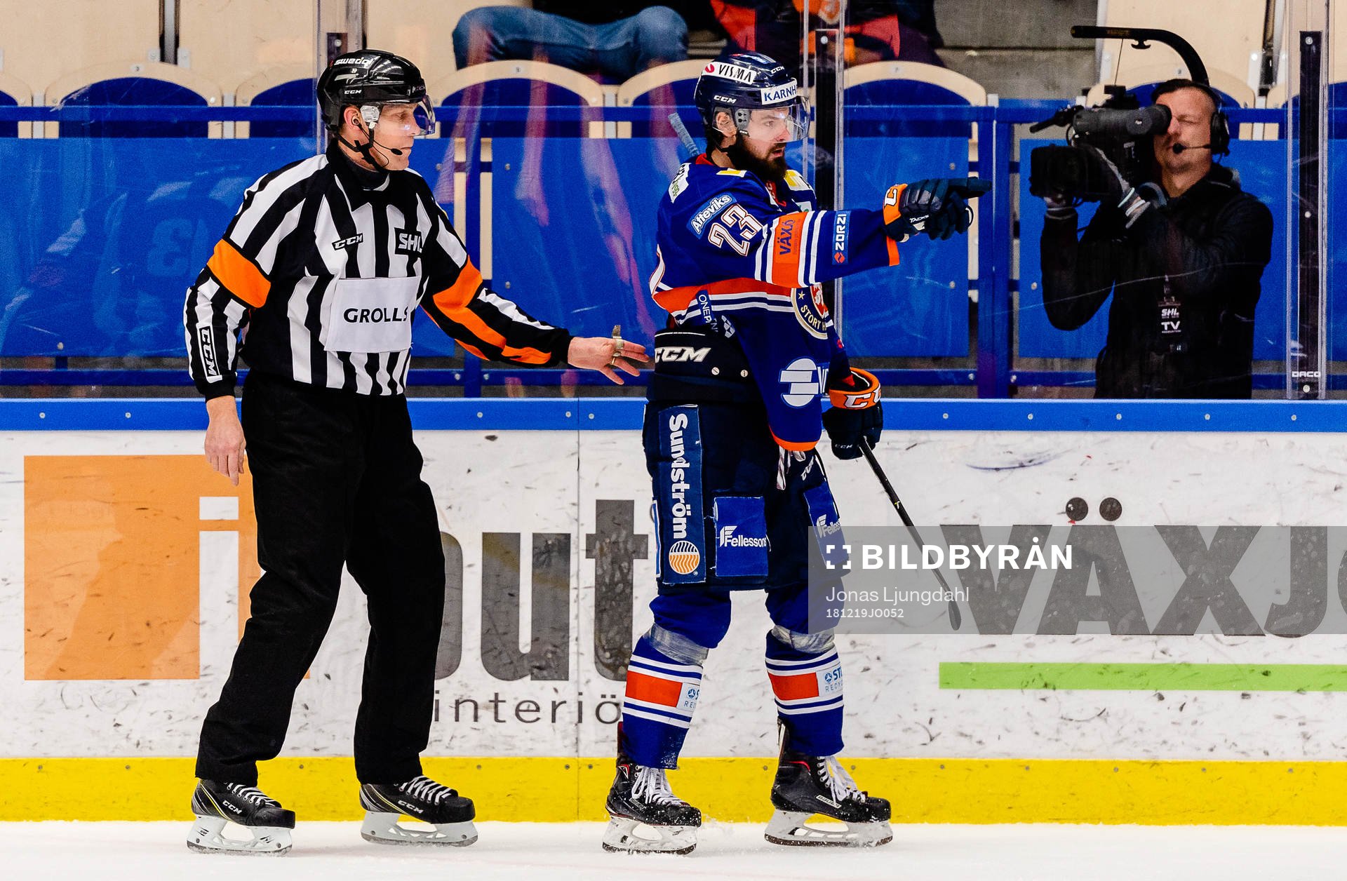 Domare Morgan Johansson ser när Växjös Roman Horak jublar