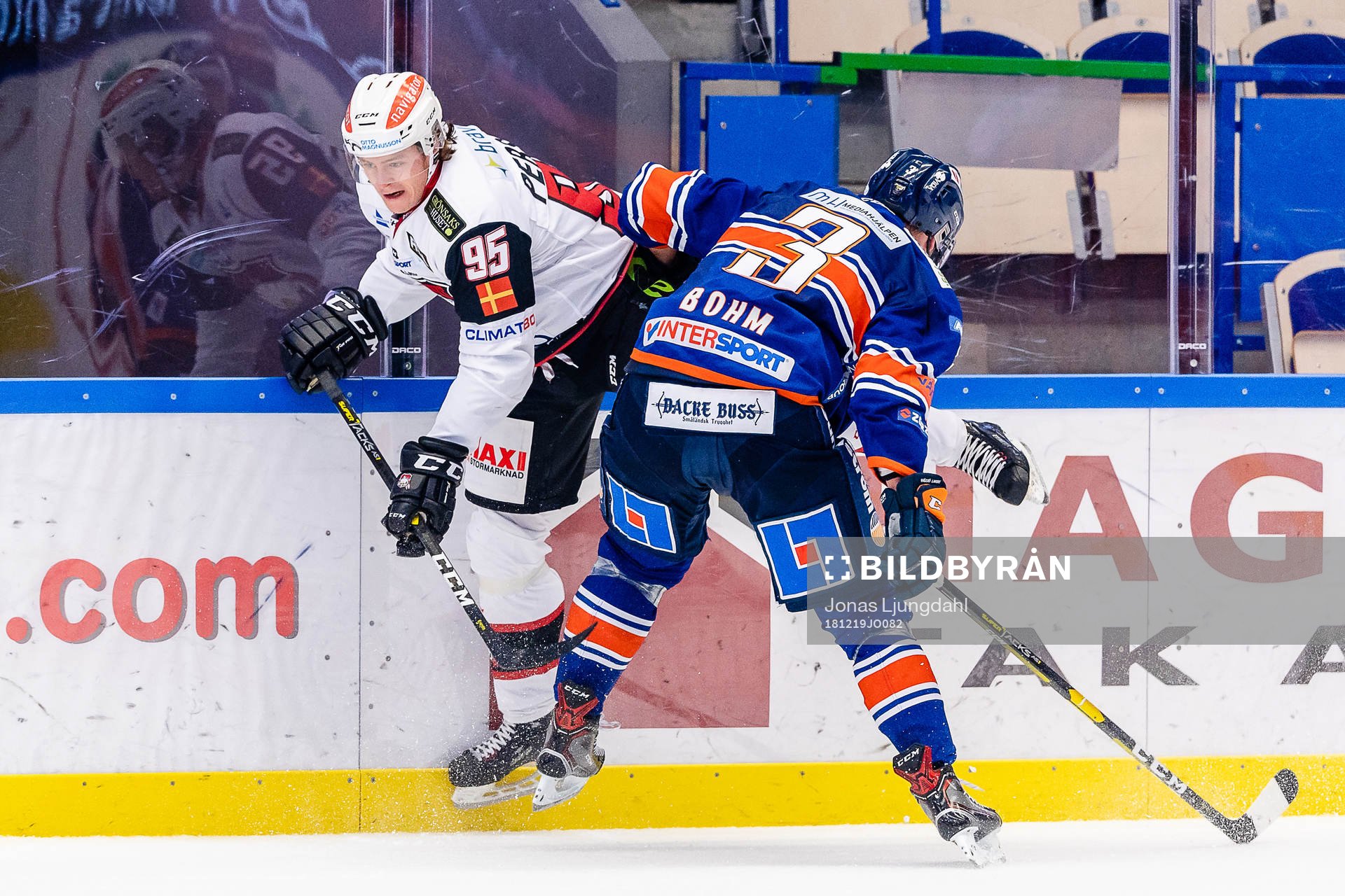 Växjös Oliver Bohm tacklar Malmö Redhawks Simon Ericsson