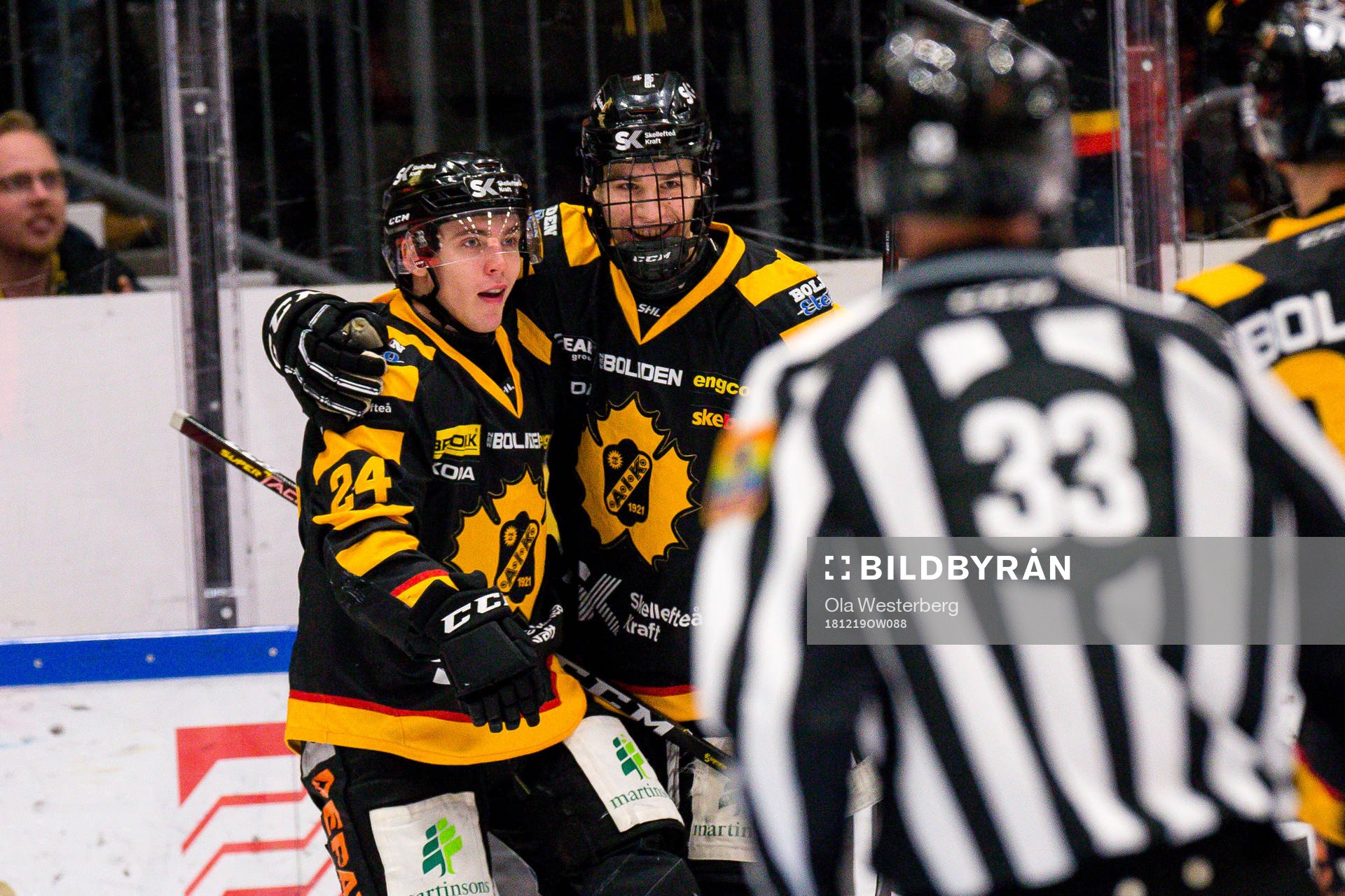 Skellefteås Andreas Wingerli  och Albin Sundsvik jublar