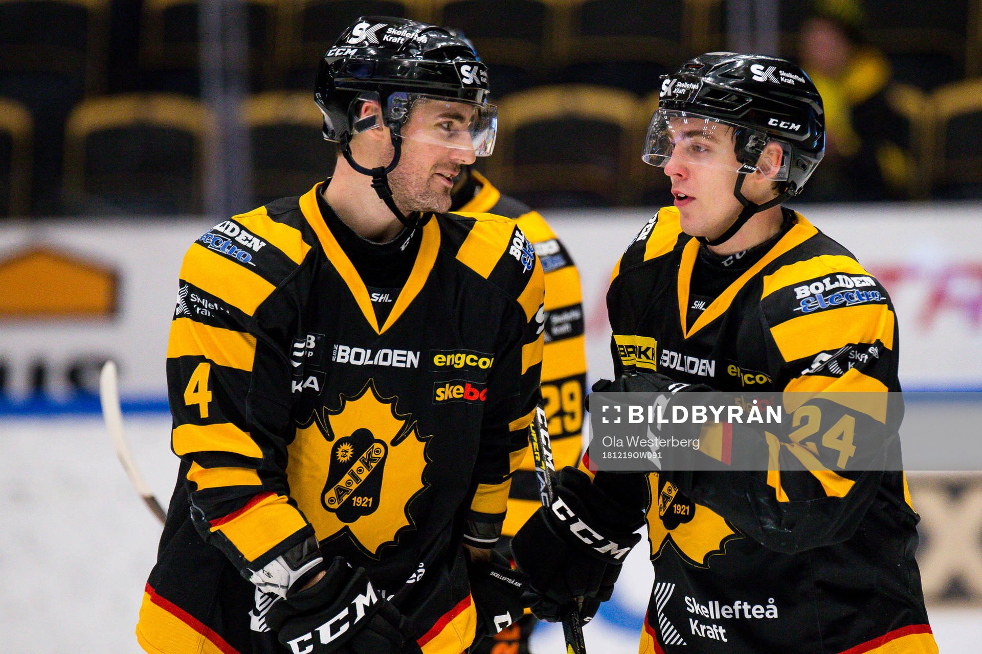 Skellefteås  Andreas Wingerli och Bud Holloway jublar