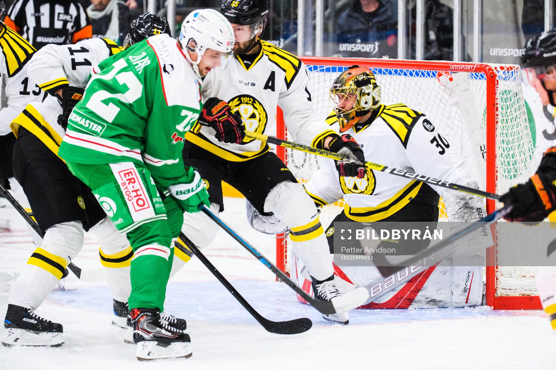 Rögles Daniel Zaar oroar framför Brynäs målvakt Joacim