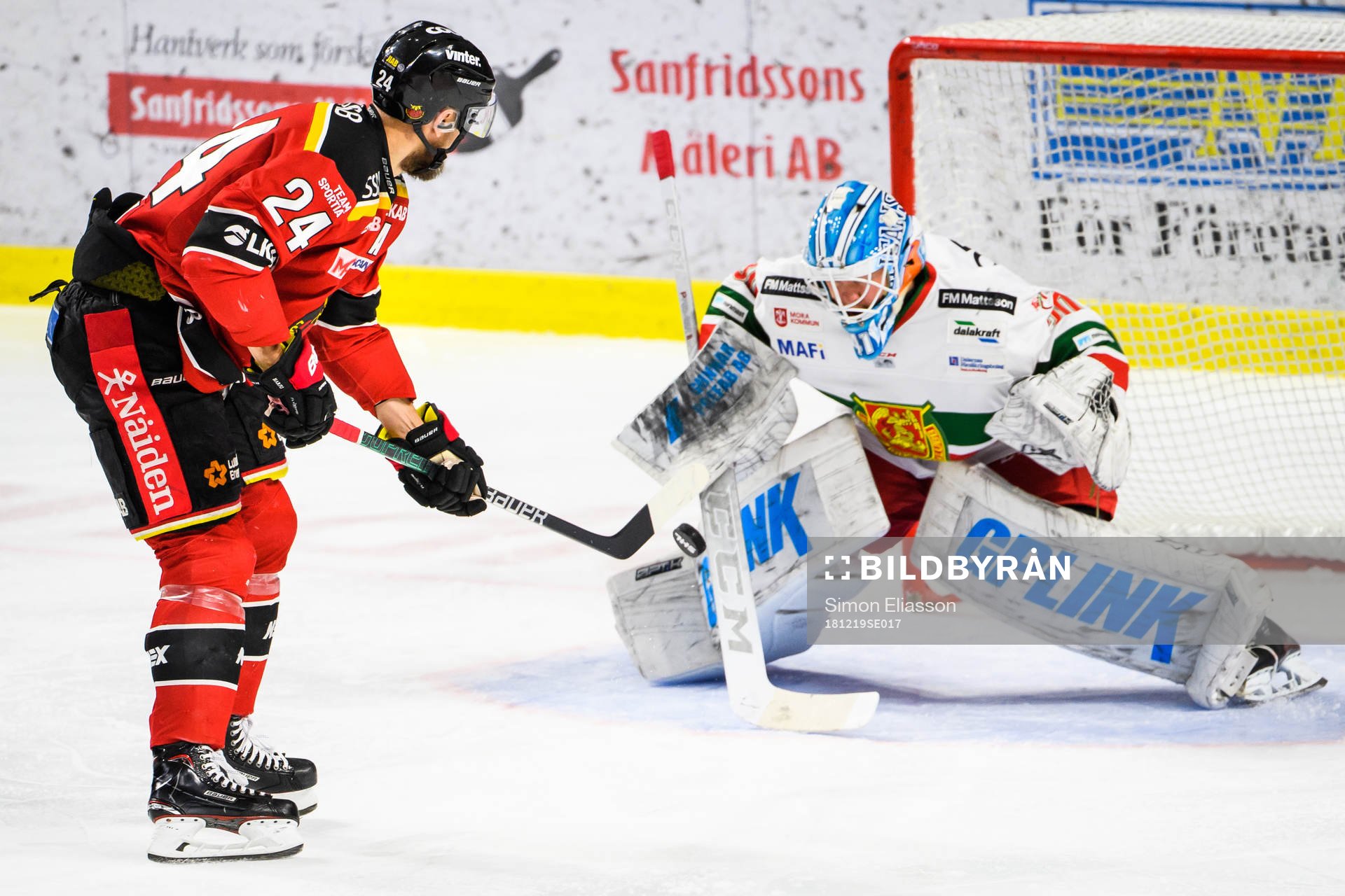 Luleås Nils Lundkvist och Moras målvakt Janne Juvonen