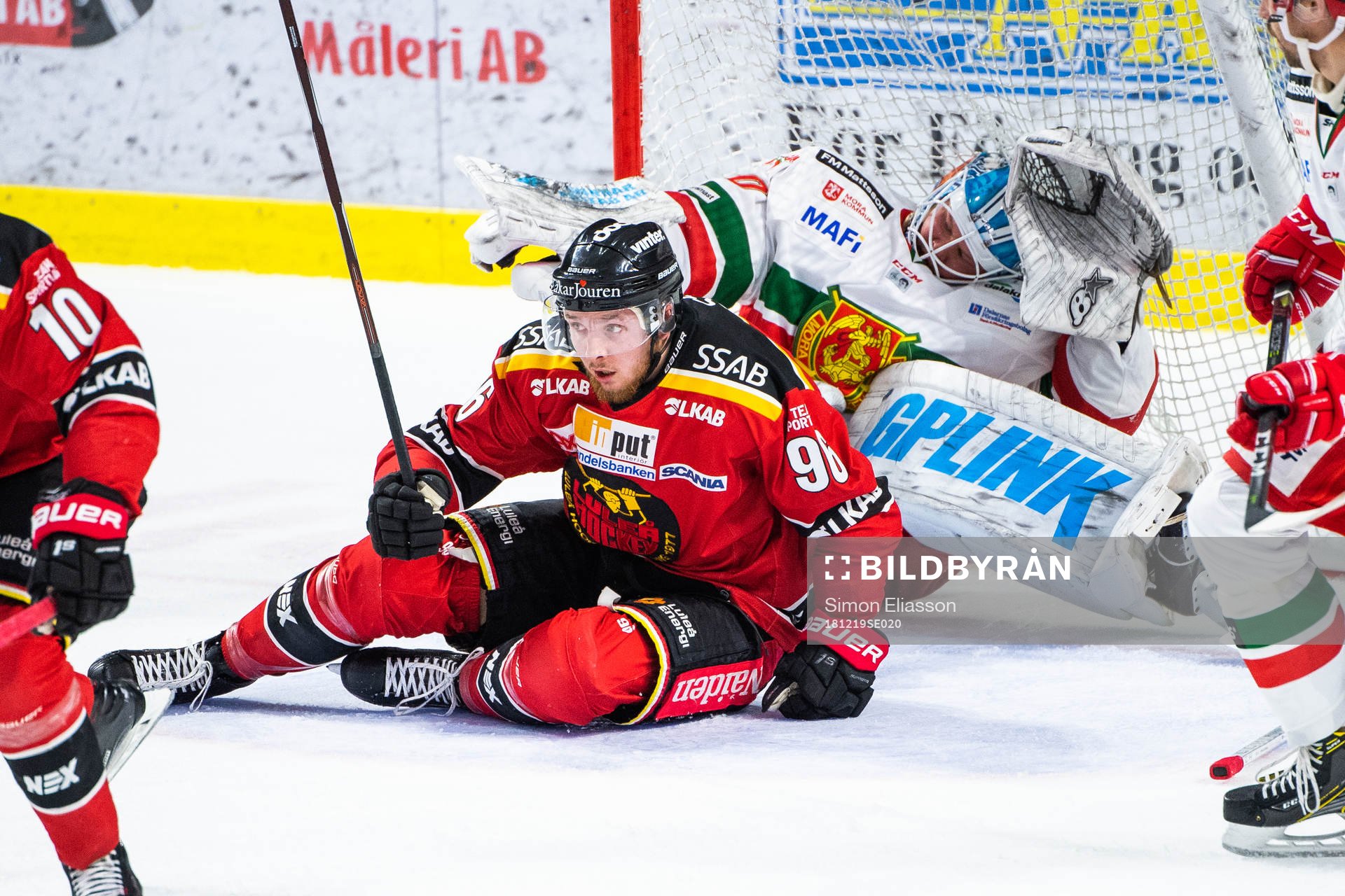 Luleås Robin Kovacs och Moras målvakt Janne Juvonen