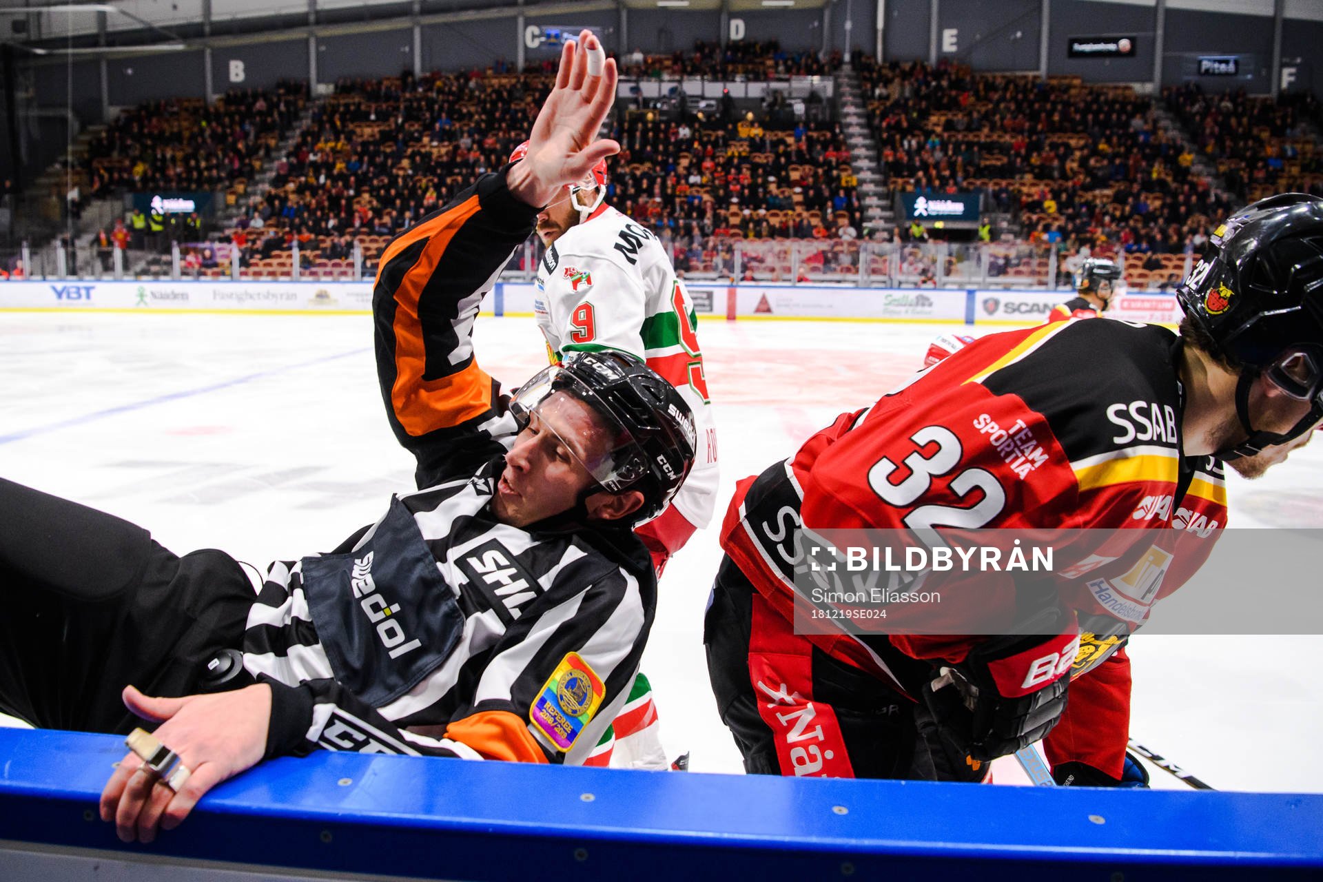 Domaren hamnar mellan Moras Andrew Rowe och Luleås Oscar