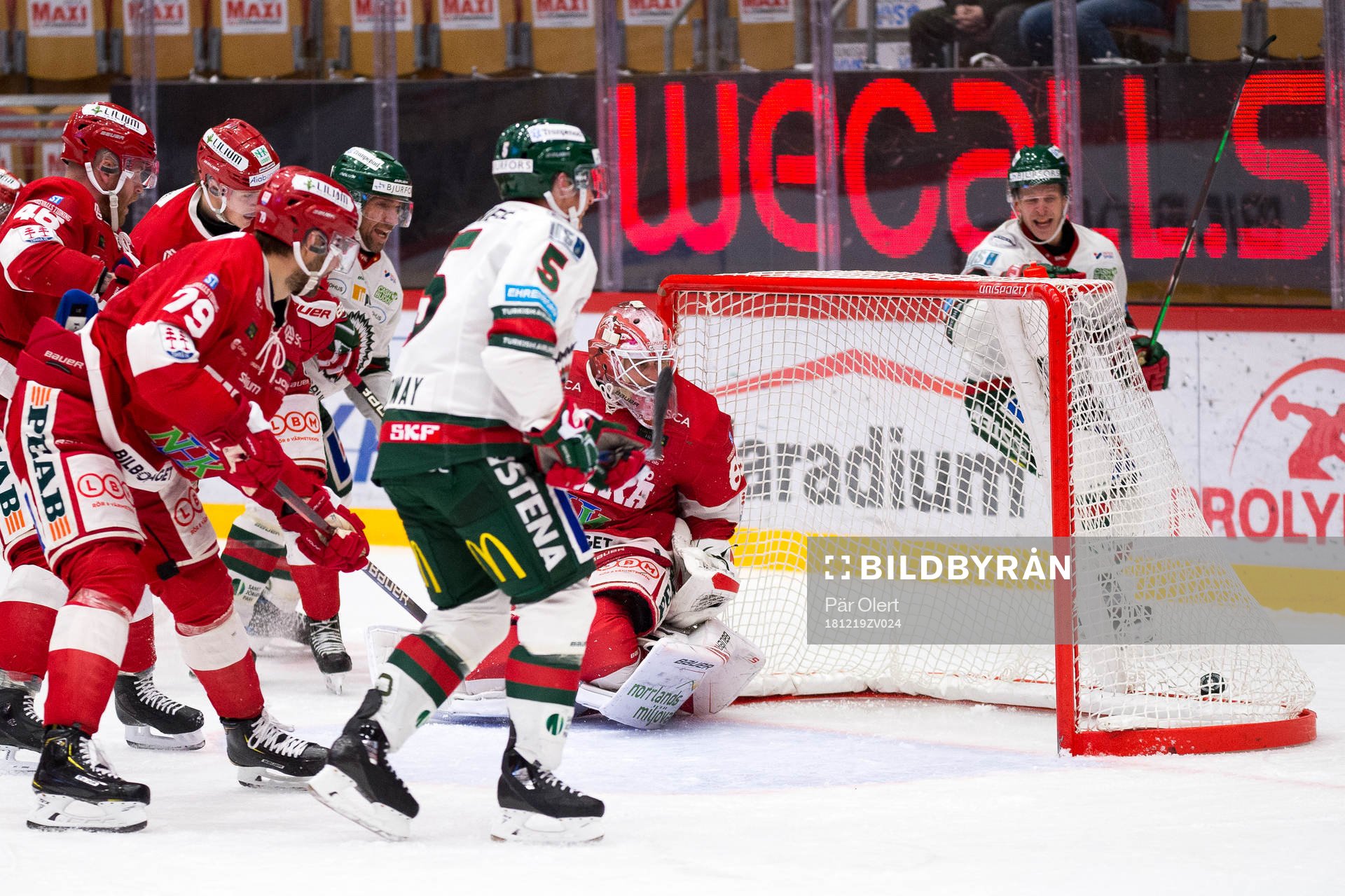 Frölundas Max Friberg gör 2-2 bakom Timrås målvakt