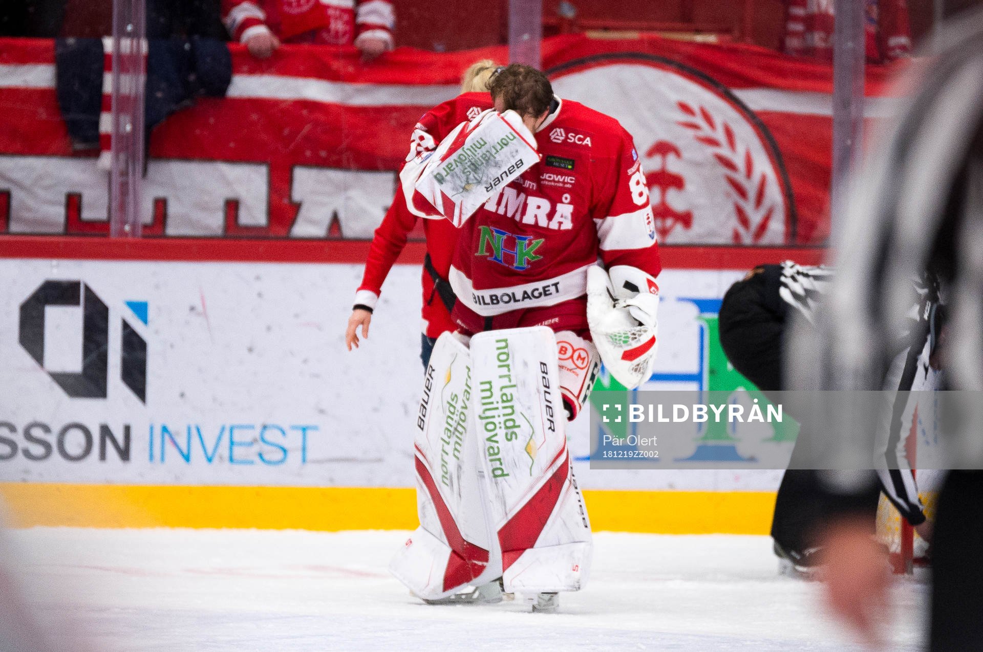 Timrås målvakt Niklas Svedberg håller sig för huvudet