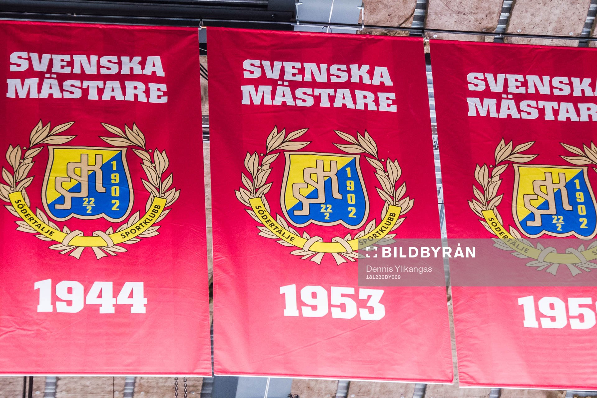 "Svenska mästare" banderoller i taket på scaniarinken