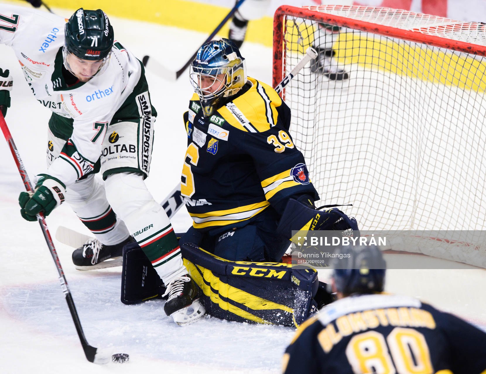 Tingsryds Filip Ahl gör 0-1 bakom Södertäljes målvakt