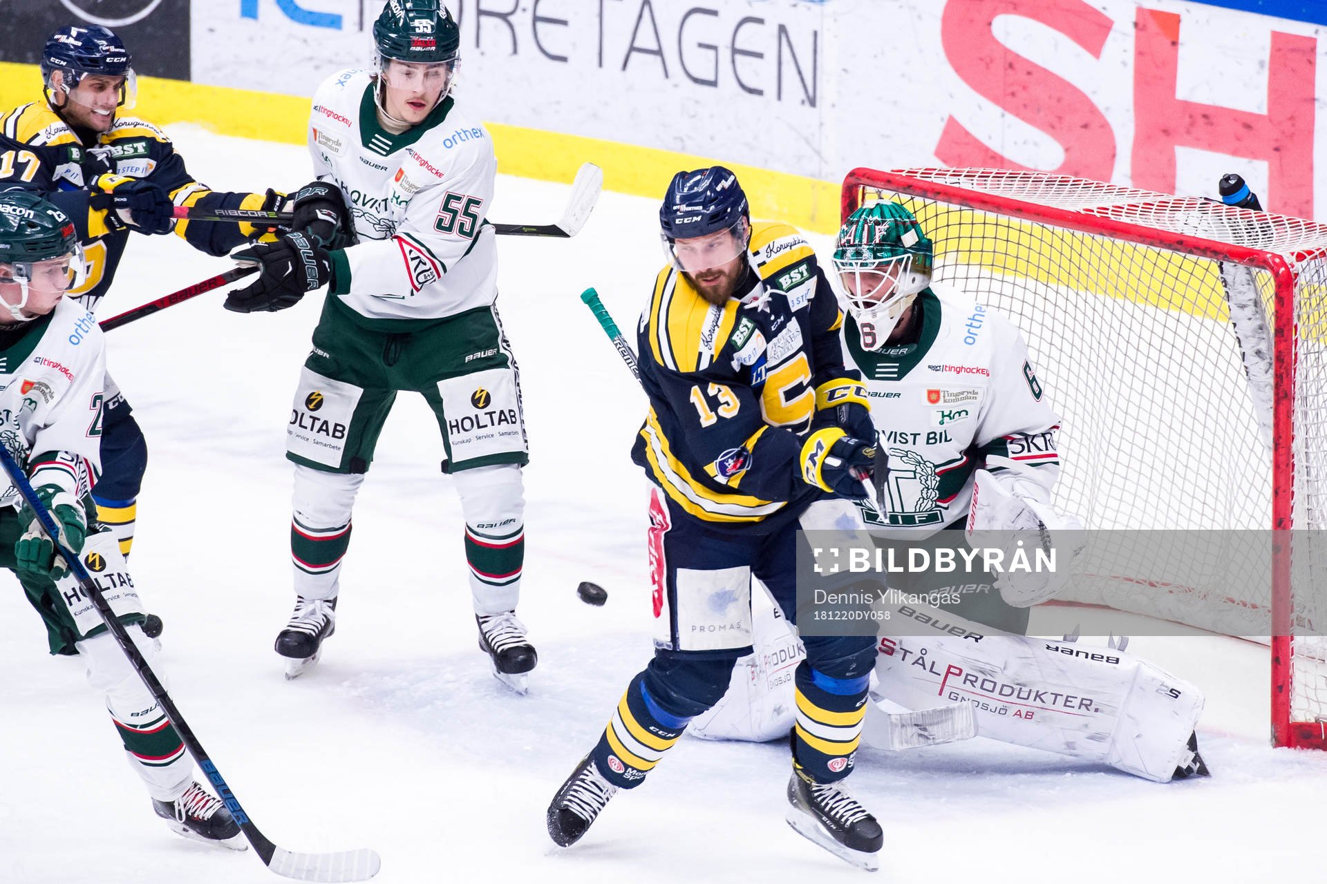 Södertäljes Mikael Ahlén och Tingsryds målvakt Tex