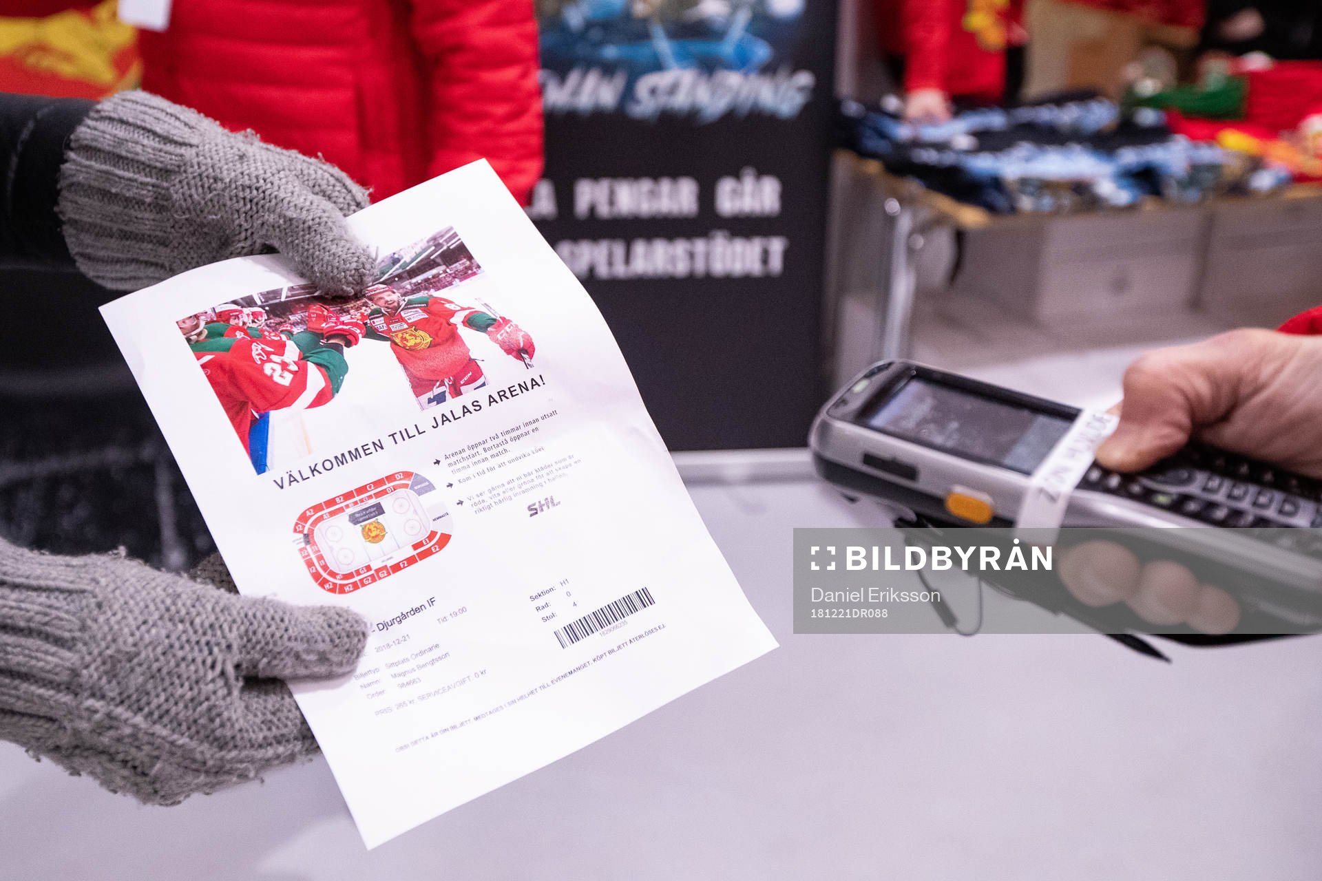 Scanning av biljetter innan ishockeymatchen i SHL mellan