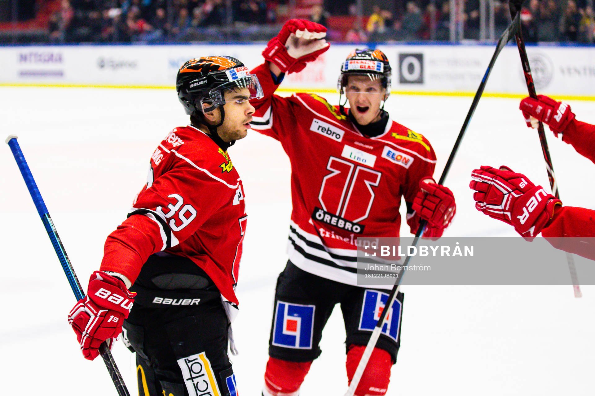 Örebros Jordan Boucher jublar med lagkamrater
