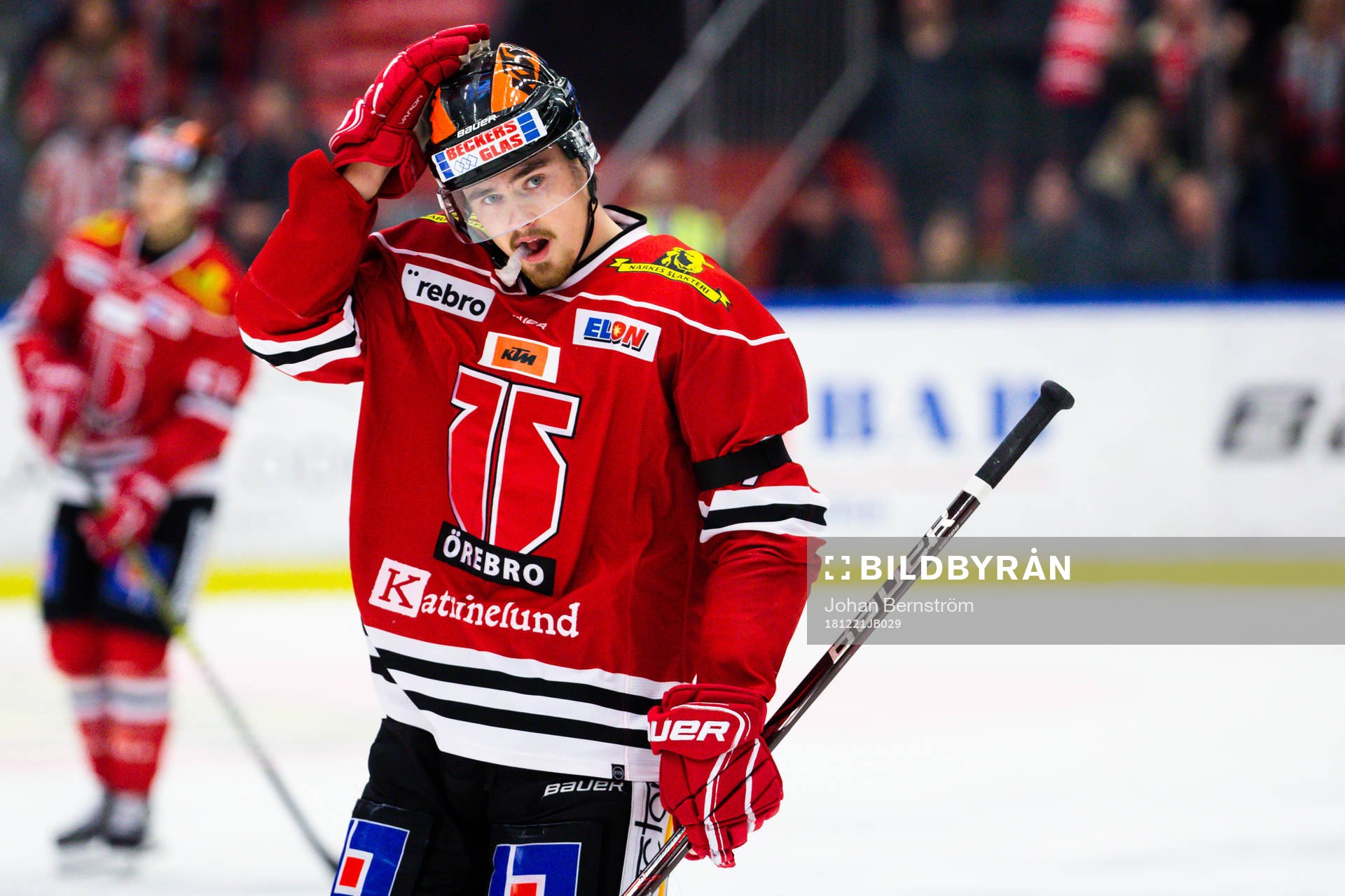 Örebros Marcus Björk med ett sorgeband för att hedra