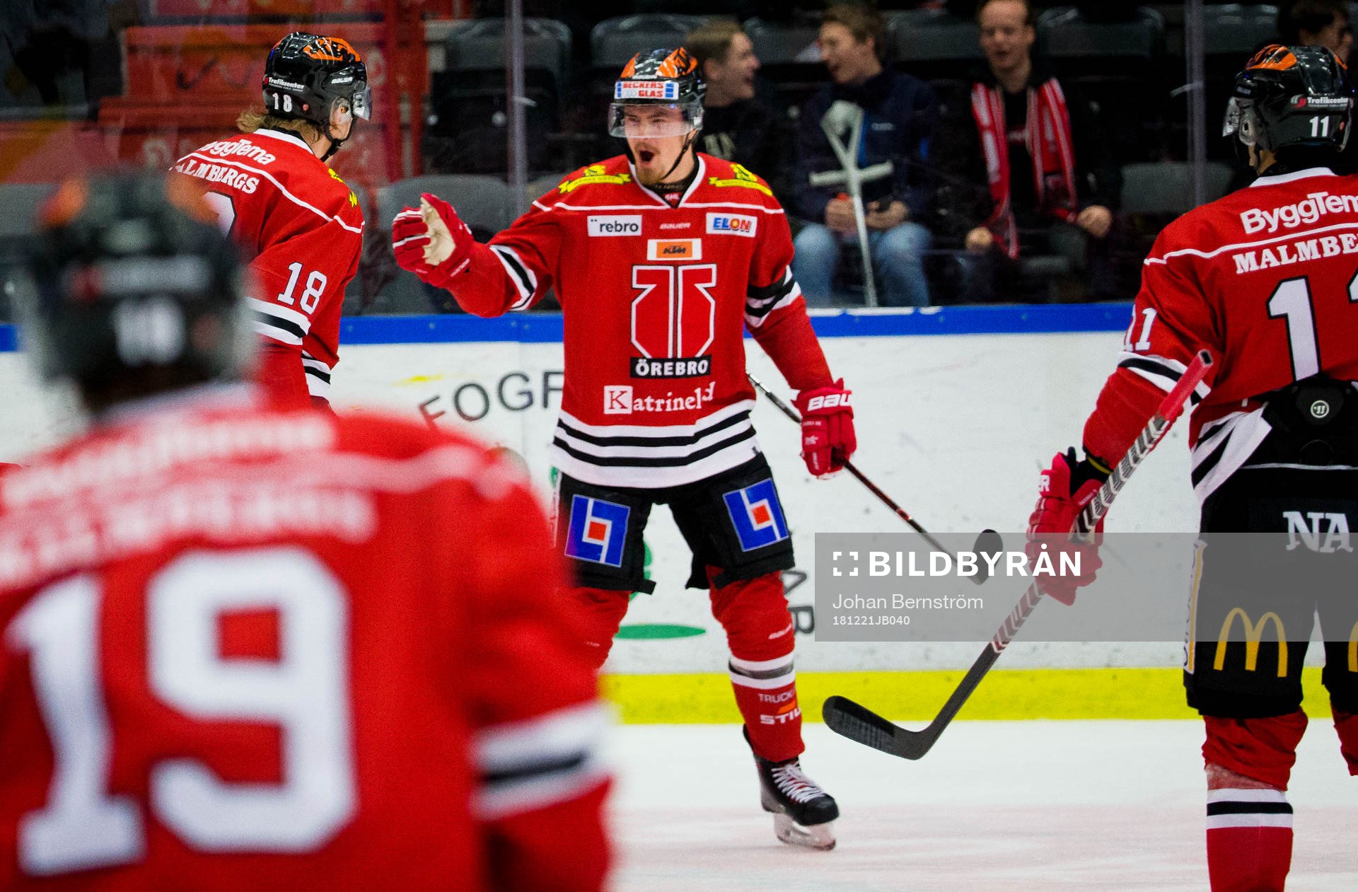 Örebros Rodrigo Abols jublar med Marcus Björk vid 2-1