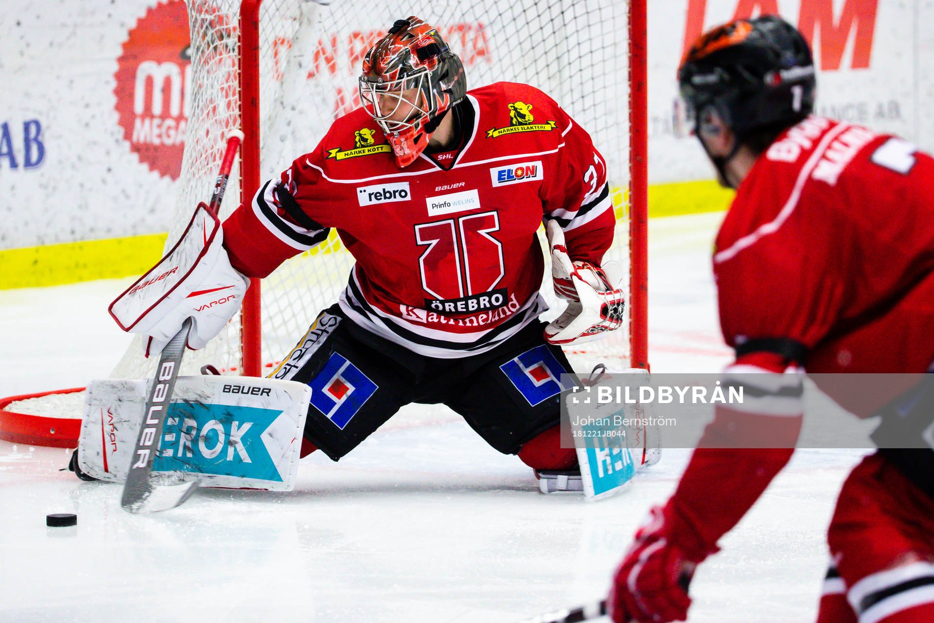 Örebros målvakt Eero Kilpeläinen räddar