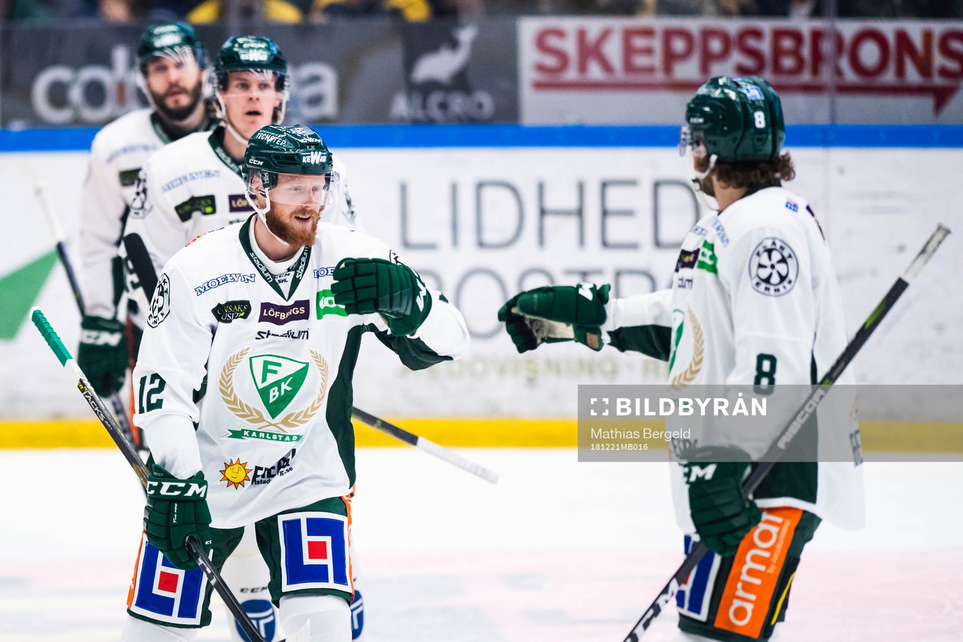 Färjestads Alexander Reichenberg jublar med Robin Press