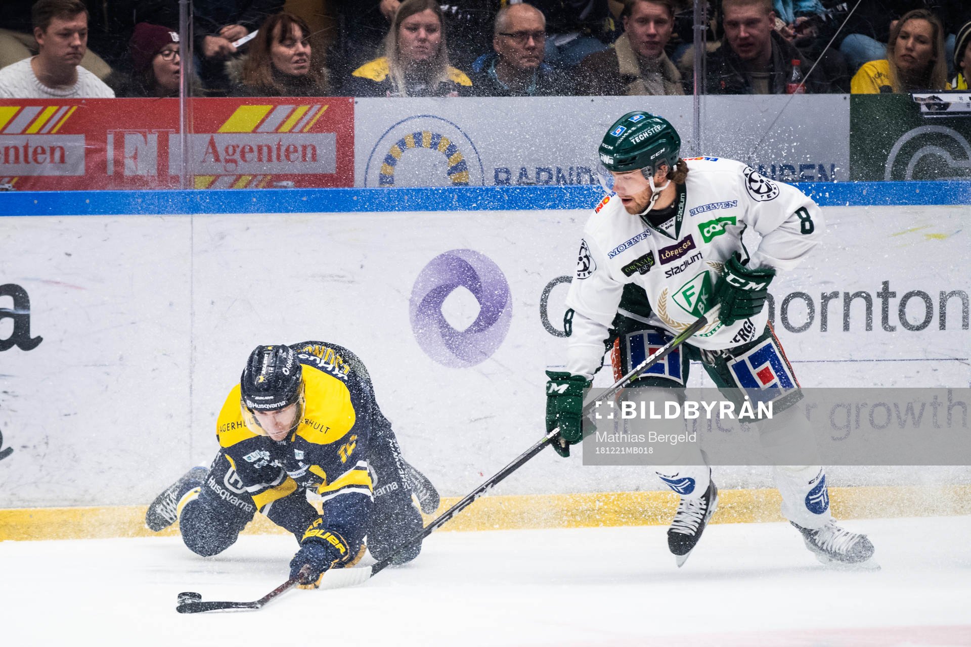 s Markus Ljungh och HV71:s Nils Andersson i kamp om pucken
