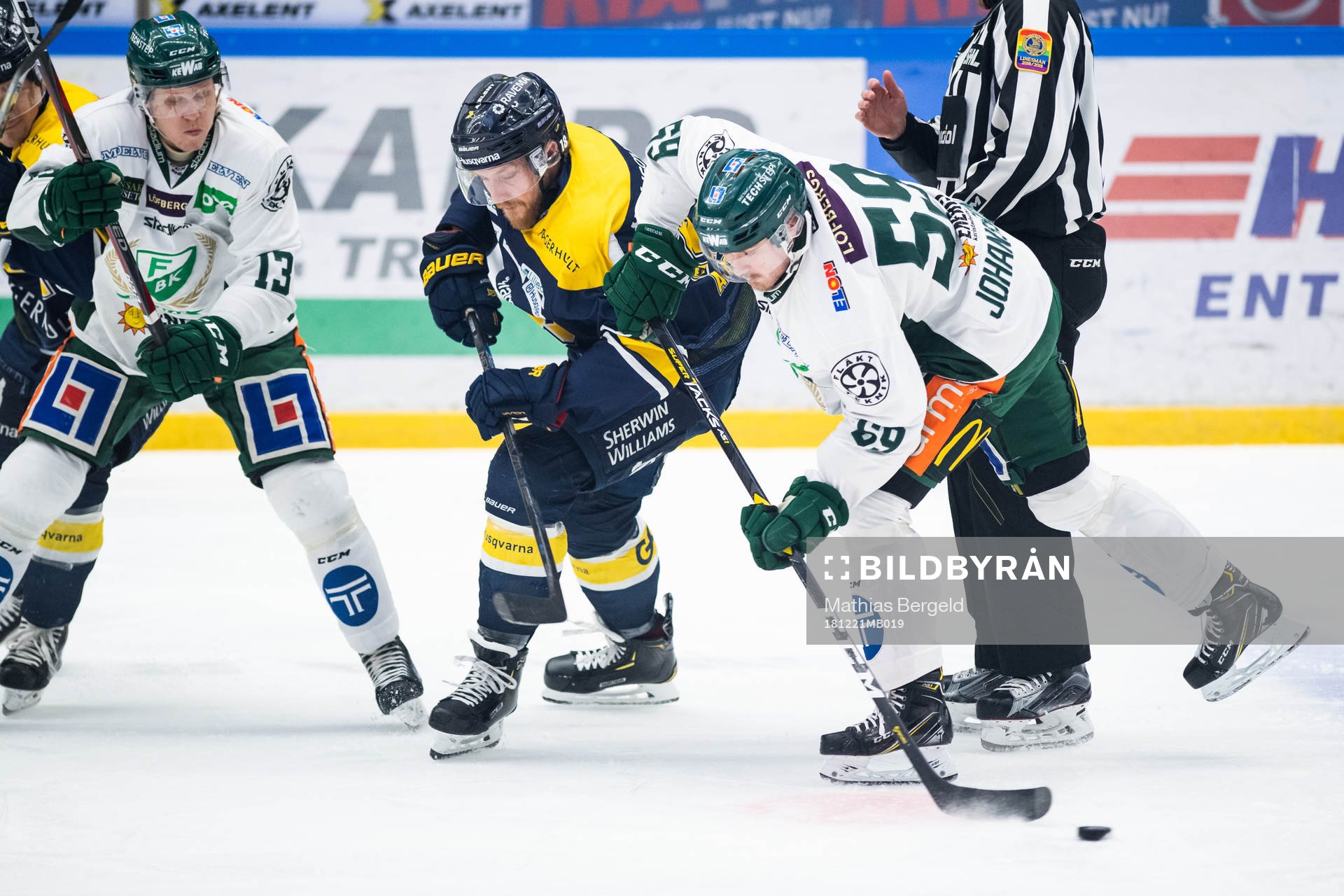 s Joakim Andersson och Färjestads Linus Johansson i kamp