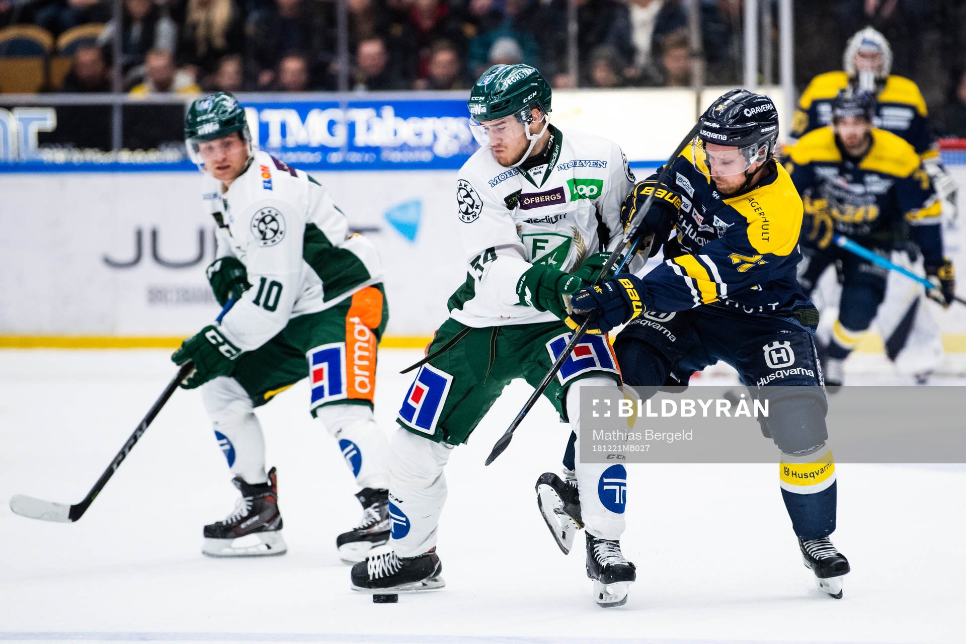 s Mattias Tedenby i kamp om pucken