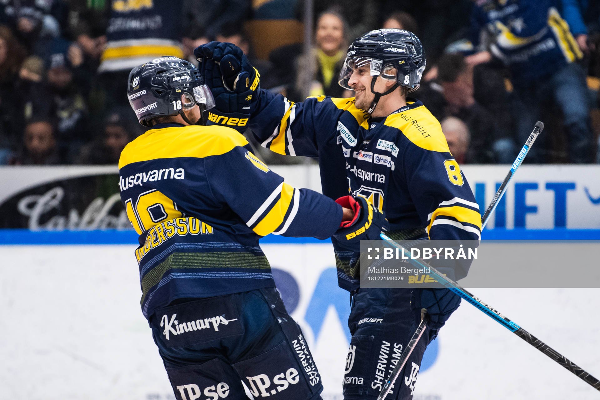 s Joakim Andersson jublar med målskytten til 2-1 Nils