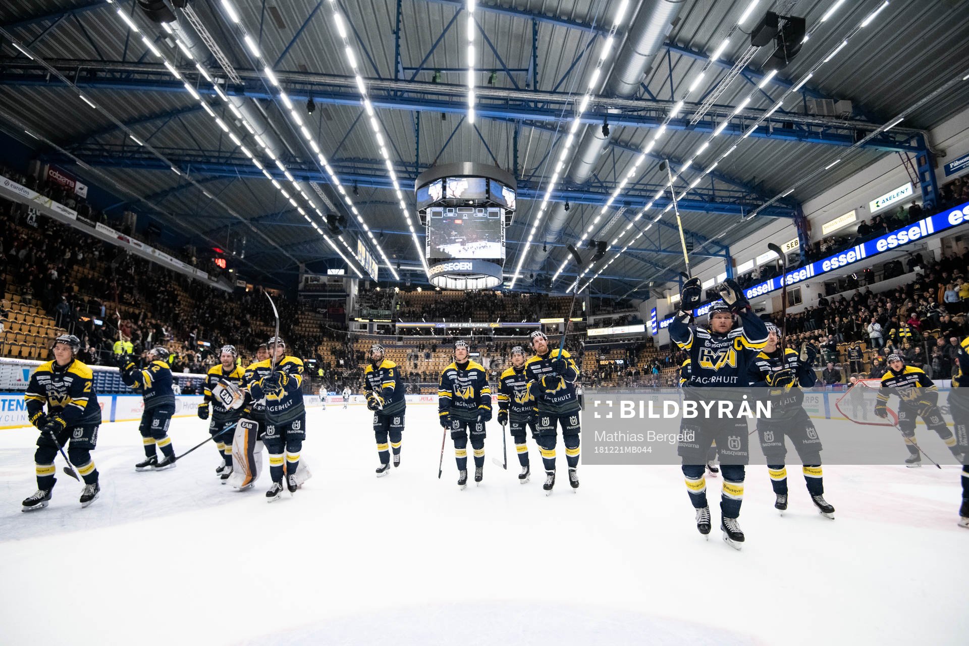 s spelare tackar supportrarna och jublar