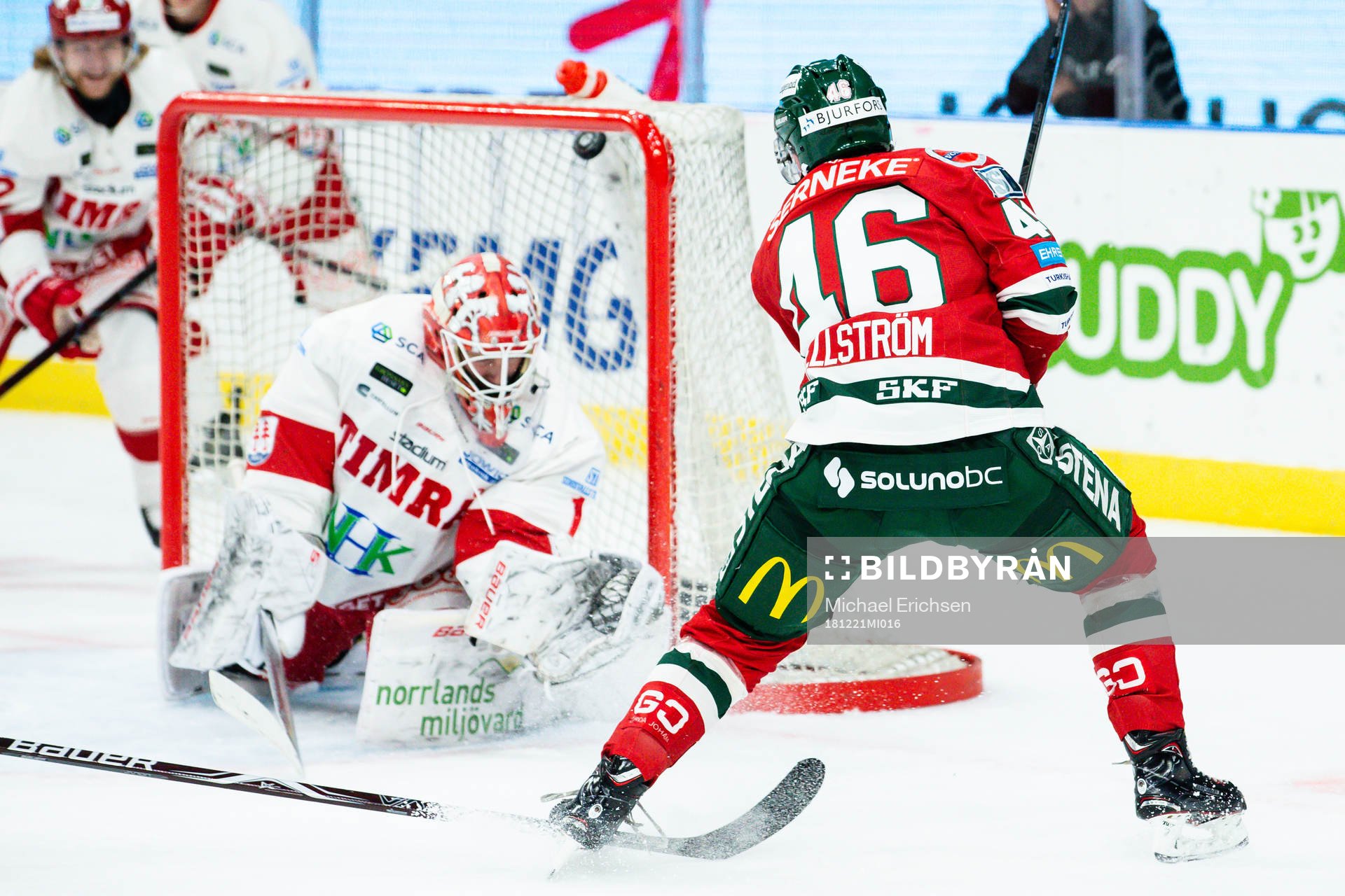 Frölundas Oliwer Fjällström för 1-0 bakom Timrås