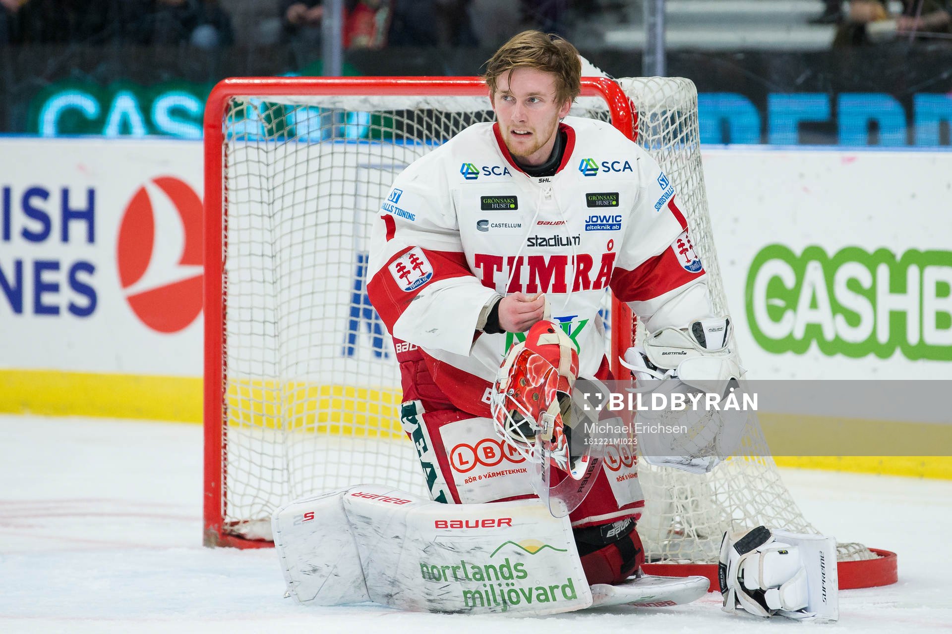 Timrås målvakt Victor Brattström försöker laga sin