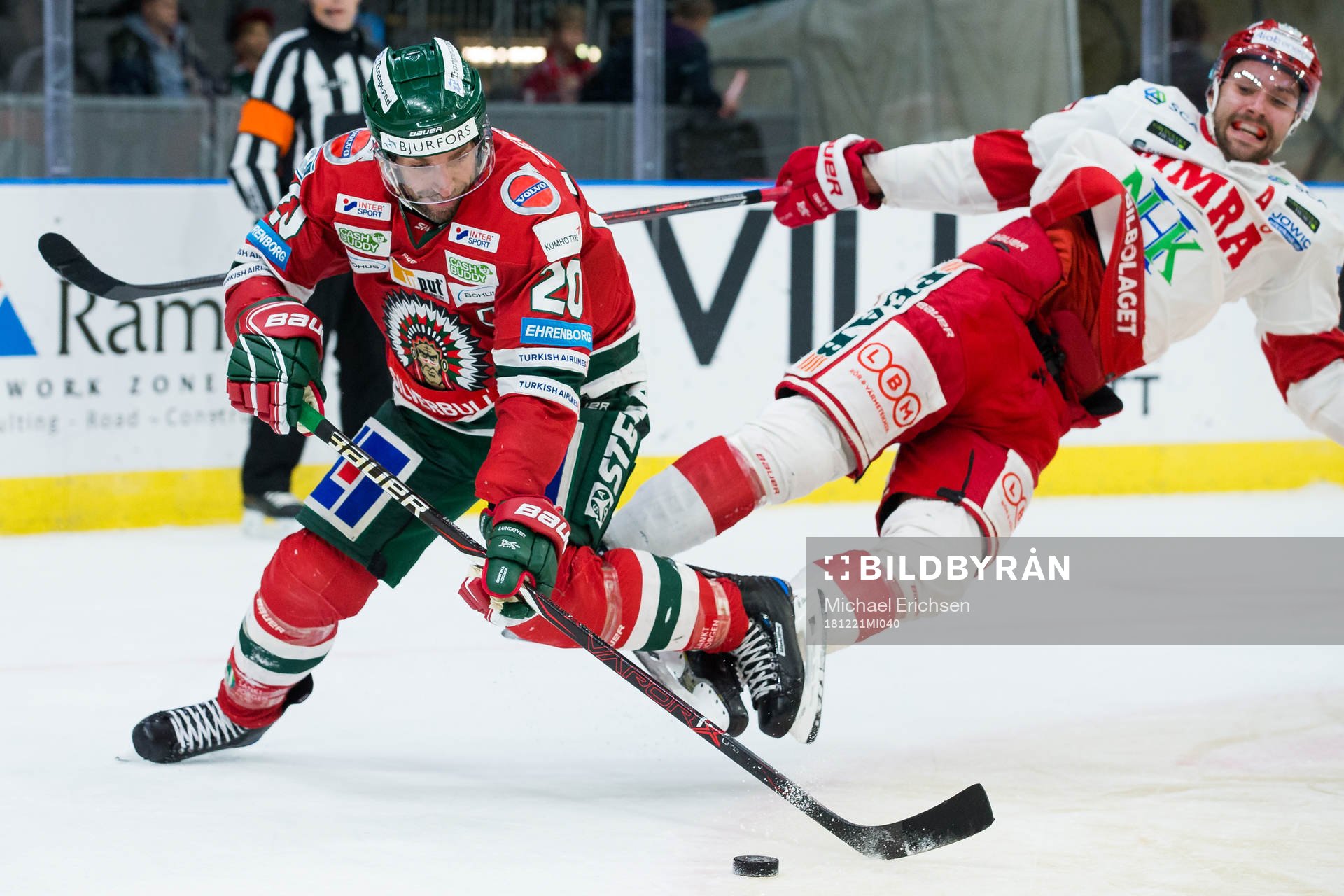 Frölundas Joel Lundqvist vinner pucken