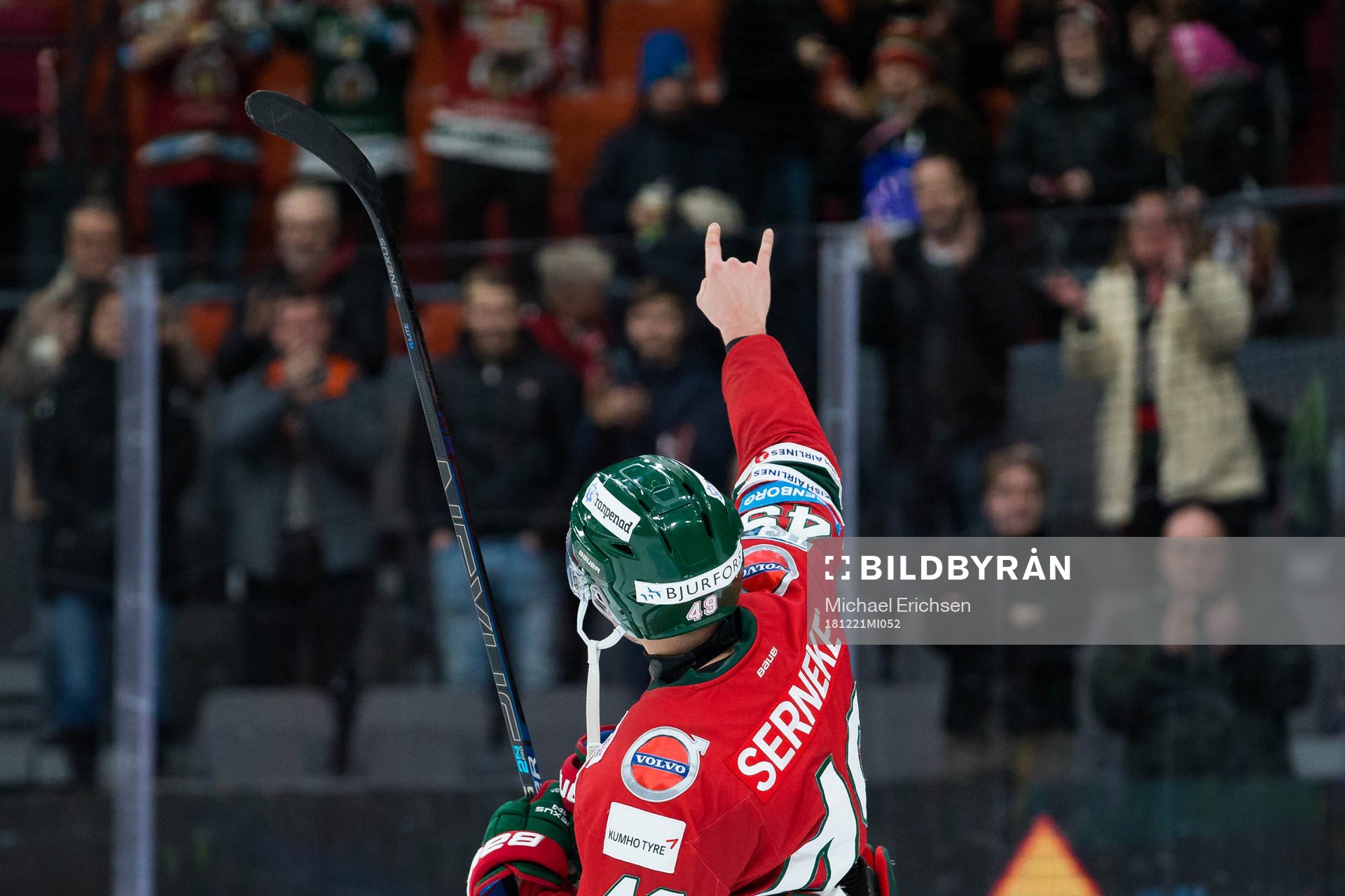 Frölundas Rhett Rakhshani tackar publiken