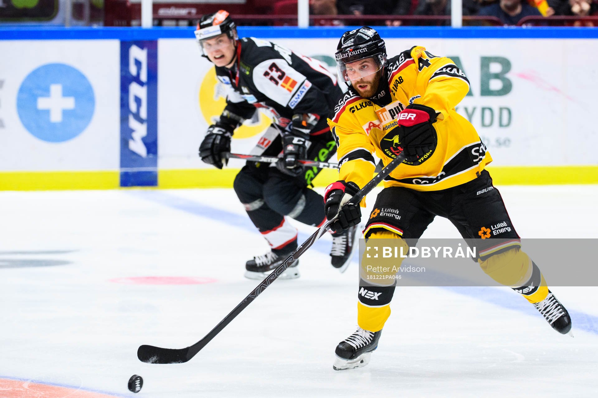 Luleås Mattias Guter och Malmö Redhawks Fredrik Händemark